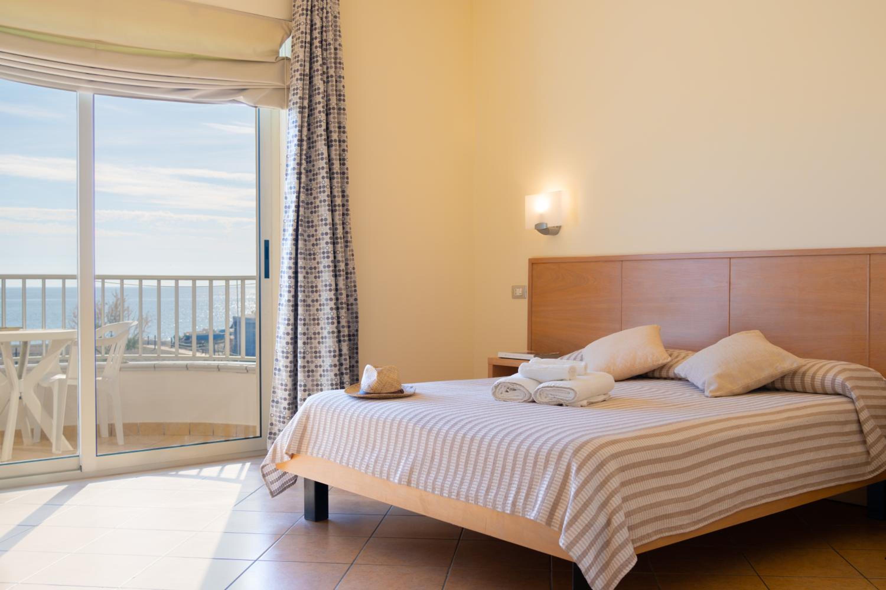 Deluxe Double Room with Sea View - Photo 8