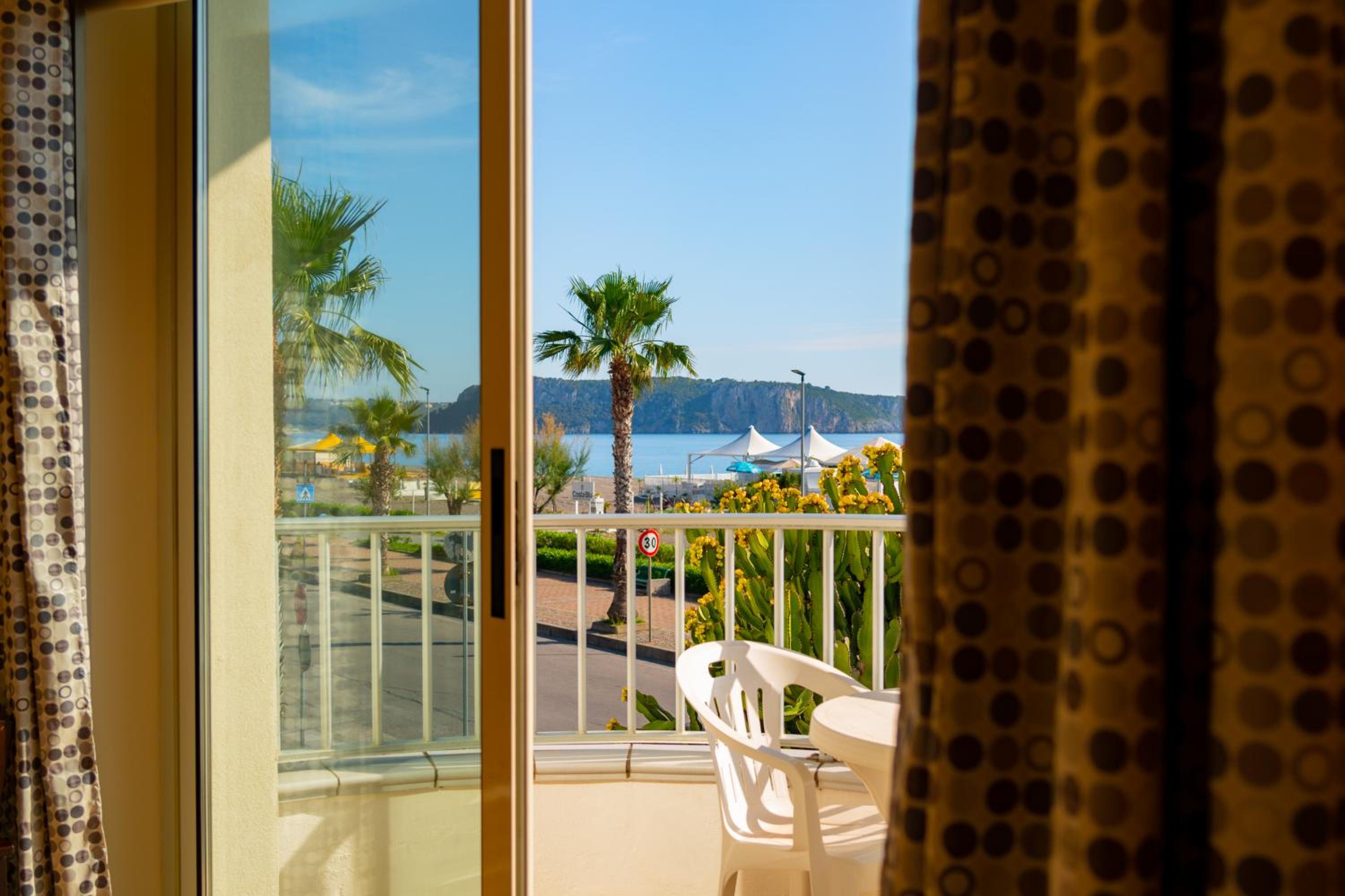 Deluxe Double Room with Sea View - Photo 3