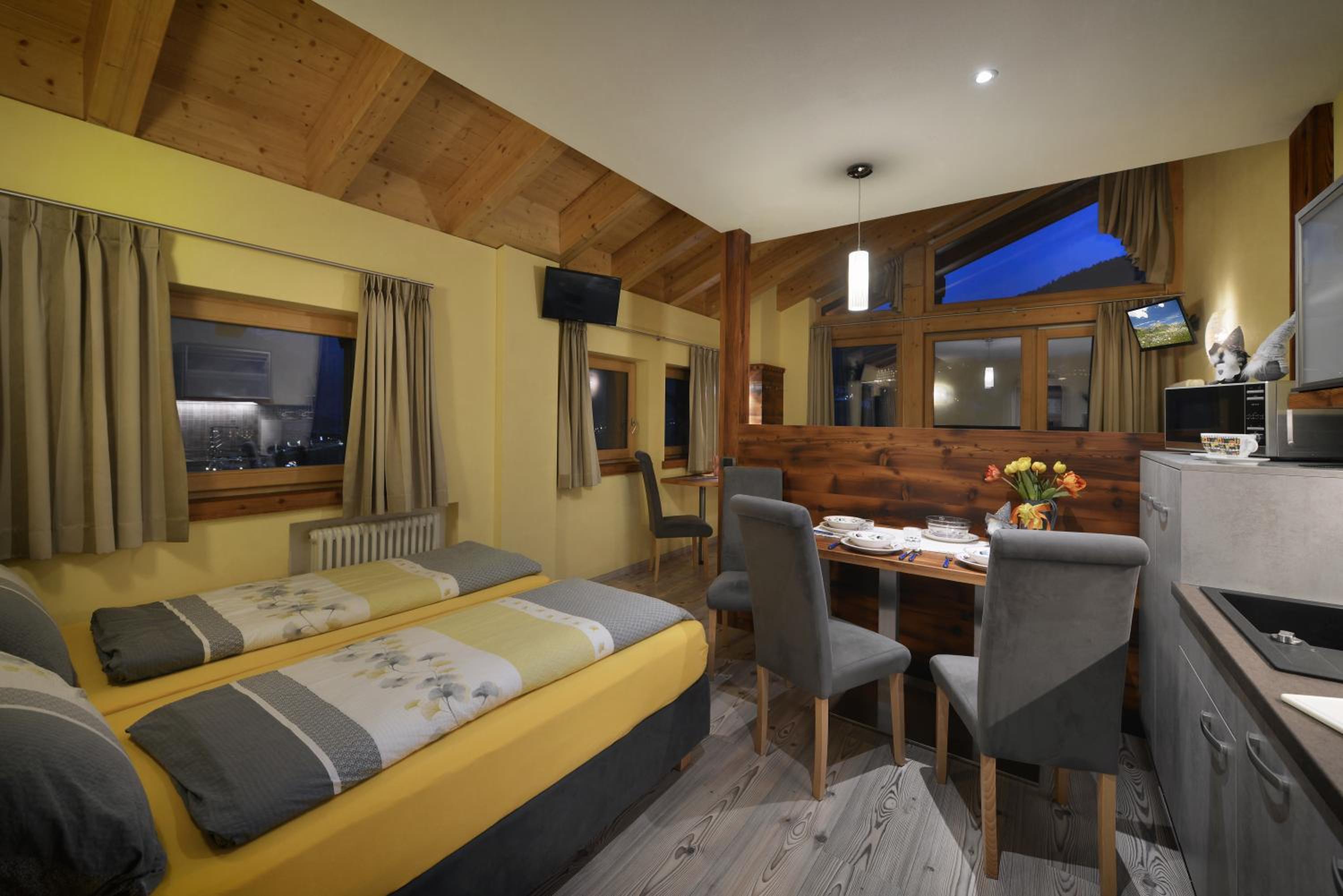 Deluxe Suite - Photo 35
