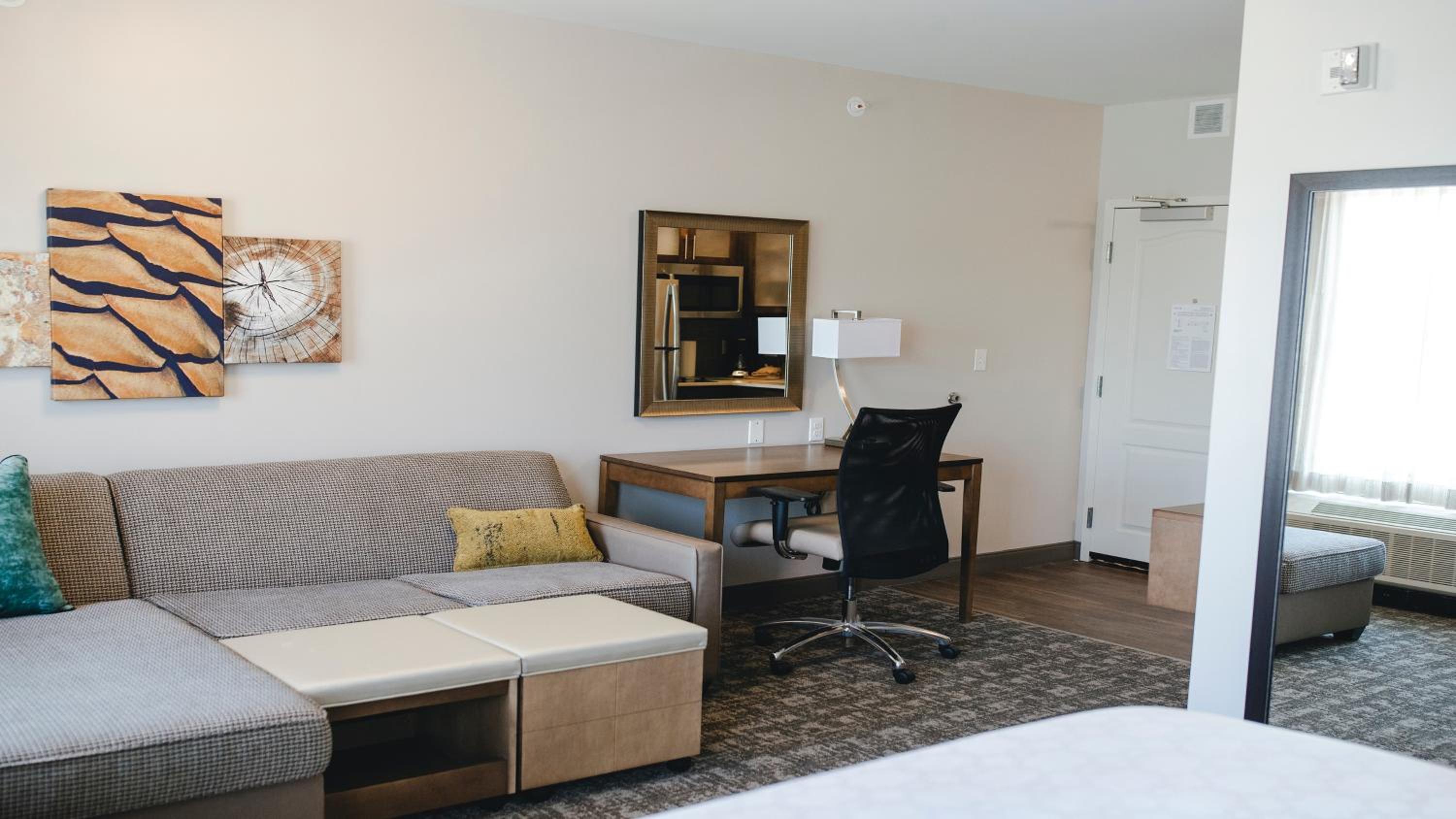 Queen Studio Suite - Hearing Accessible/ Non-Smoking - Photo 1