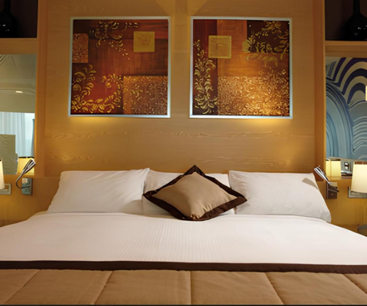 Suite (Crown Level Access) - Photo 4