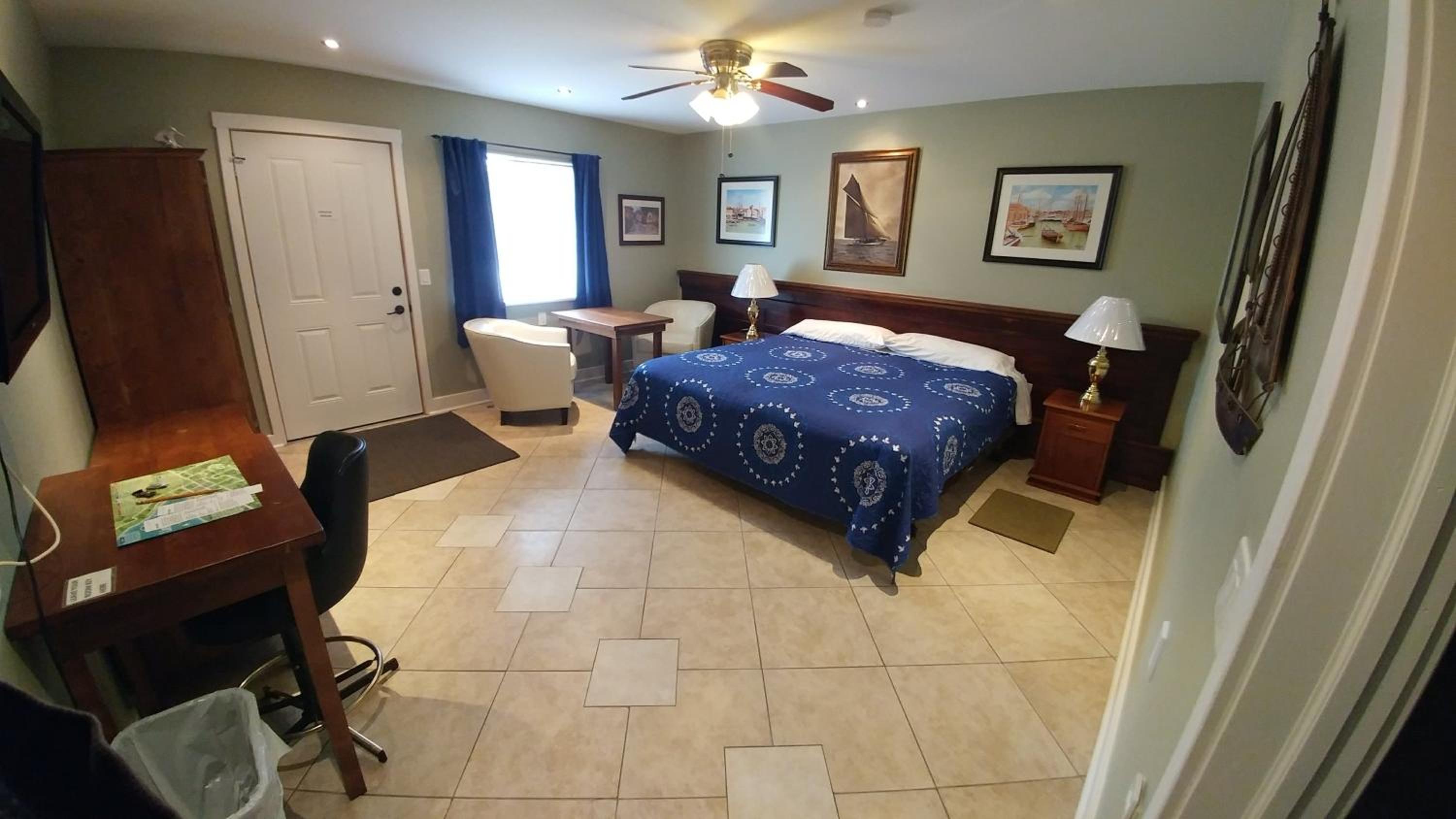 King Room with Roll-In Shower - Disability Access photo 1