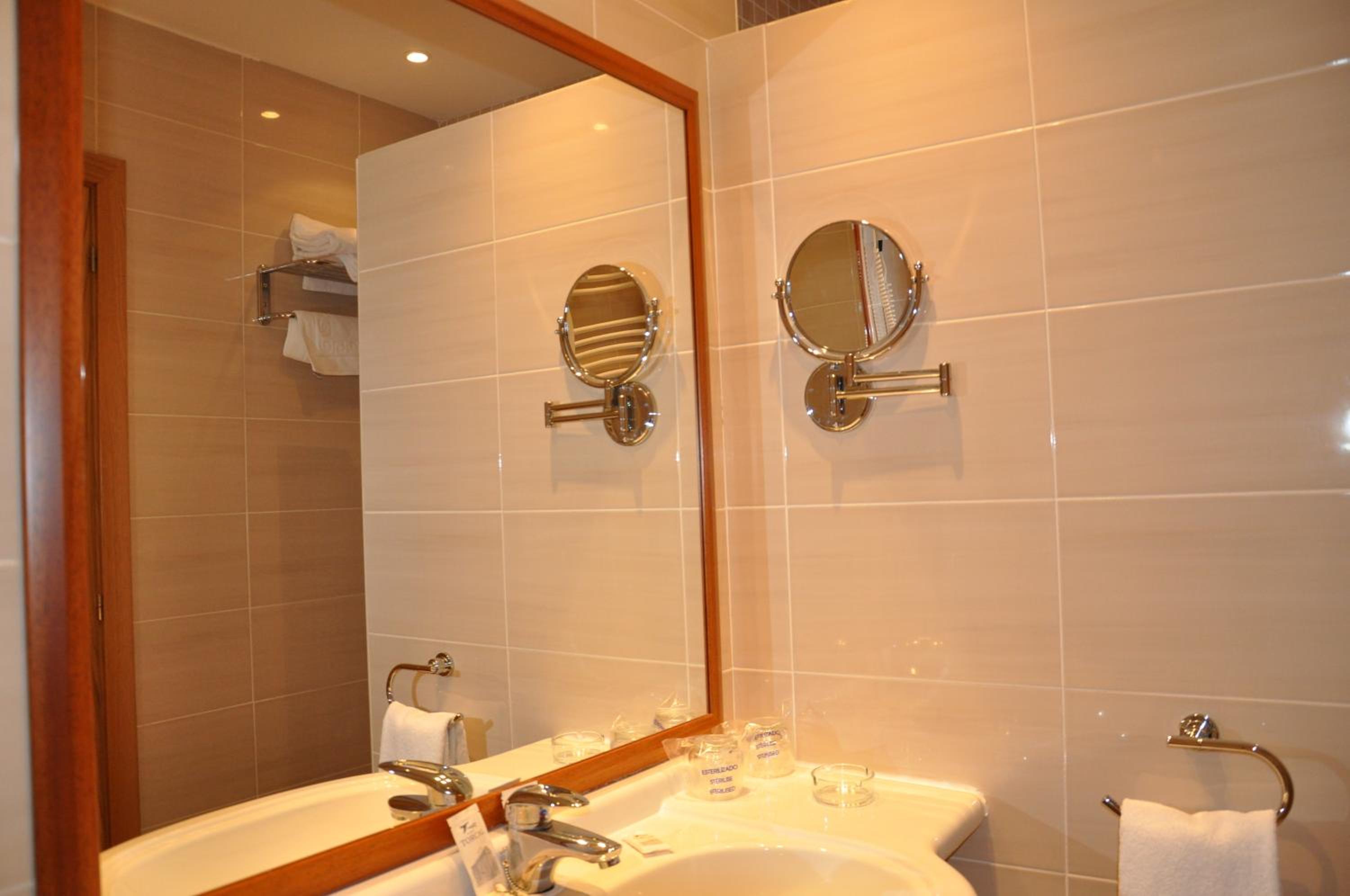 Double or Twin Room - Photo 7