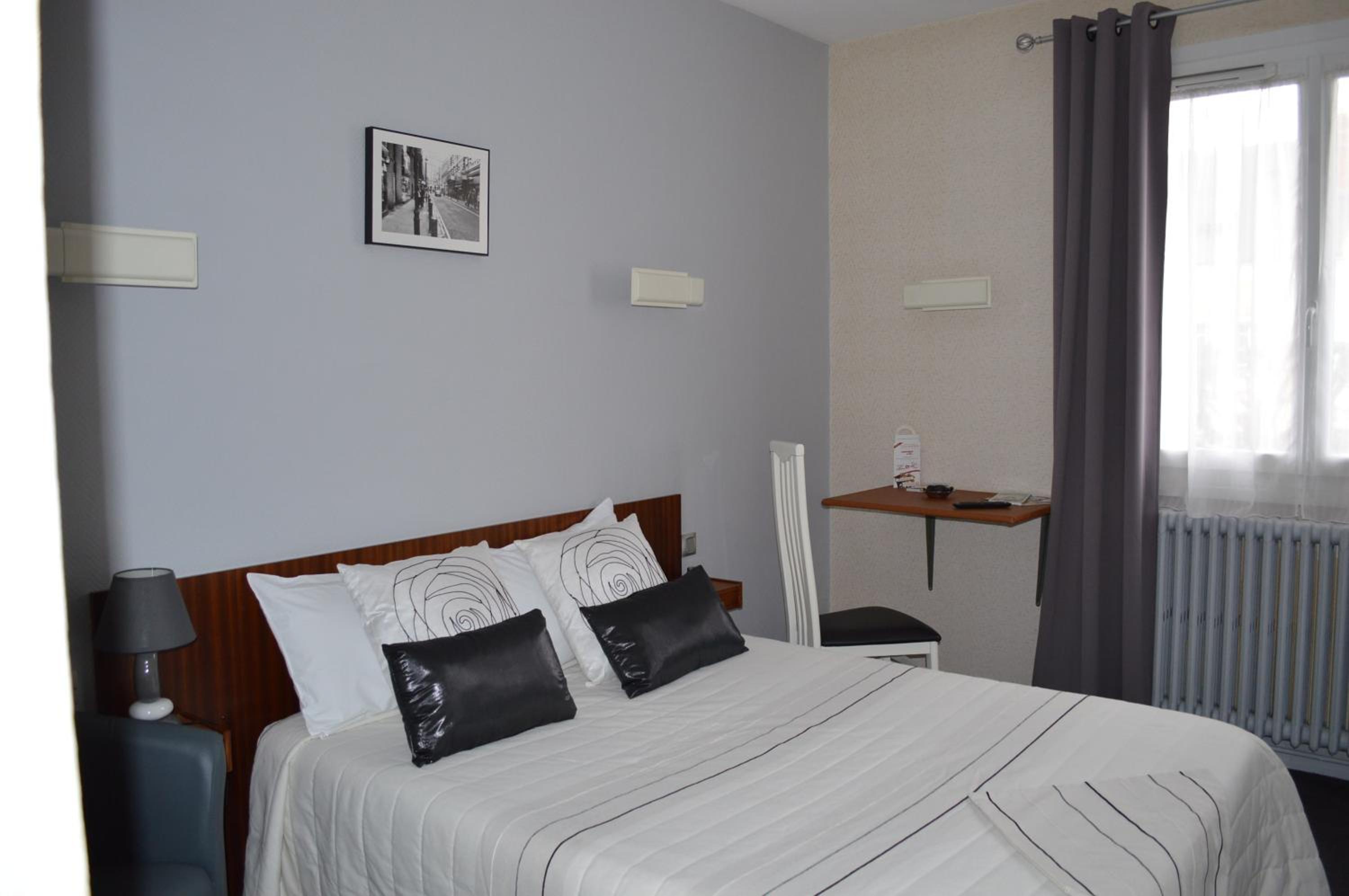 Double Room - Street Side - Photo 2