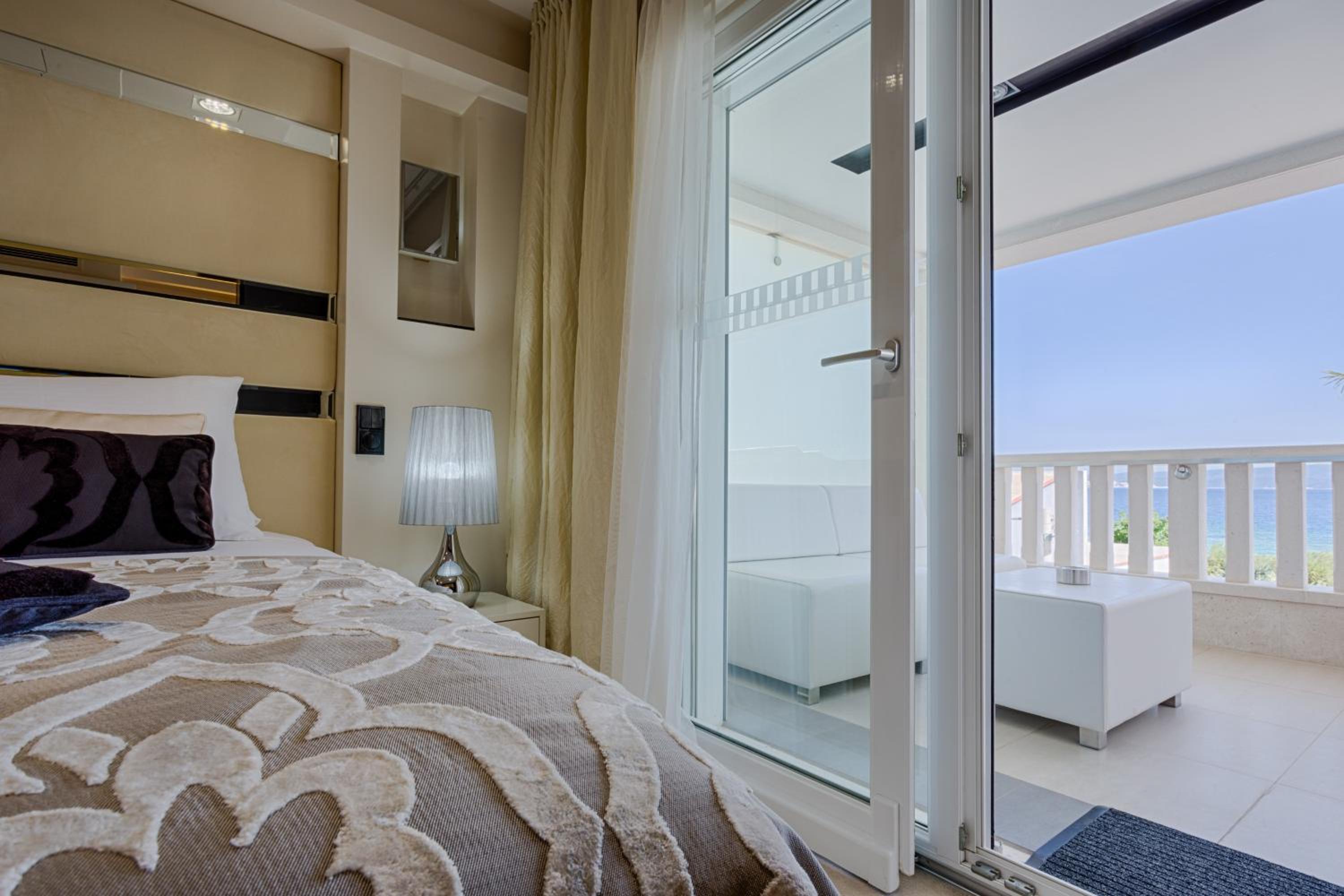 Premium Suite with Terrace, Sea View and king size bed photo 2