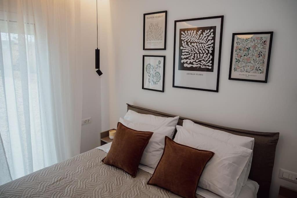 Three-Bedroom House photo 2