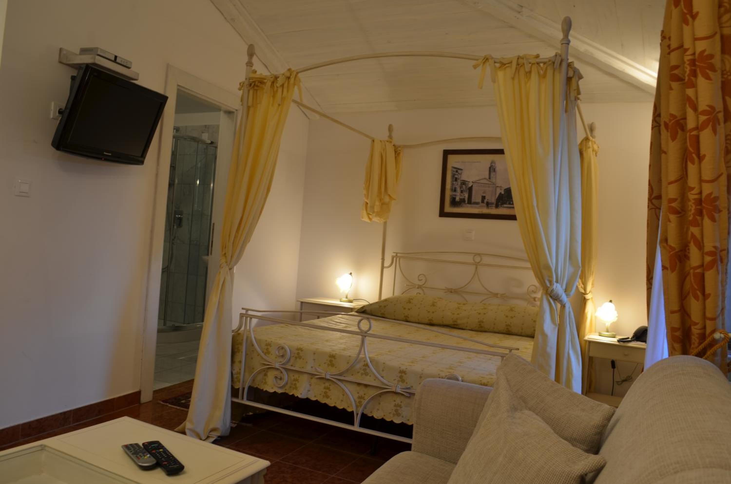 Superior Double Room with Sea View - Photo 2