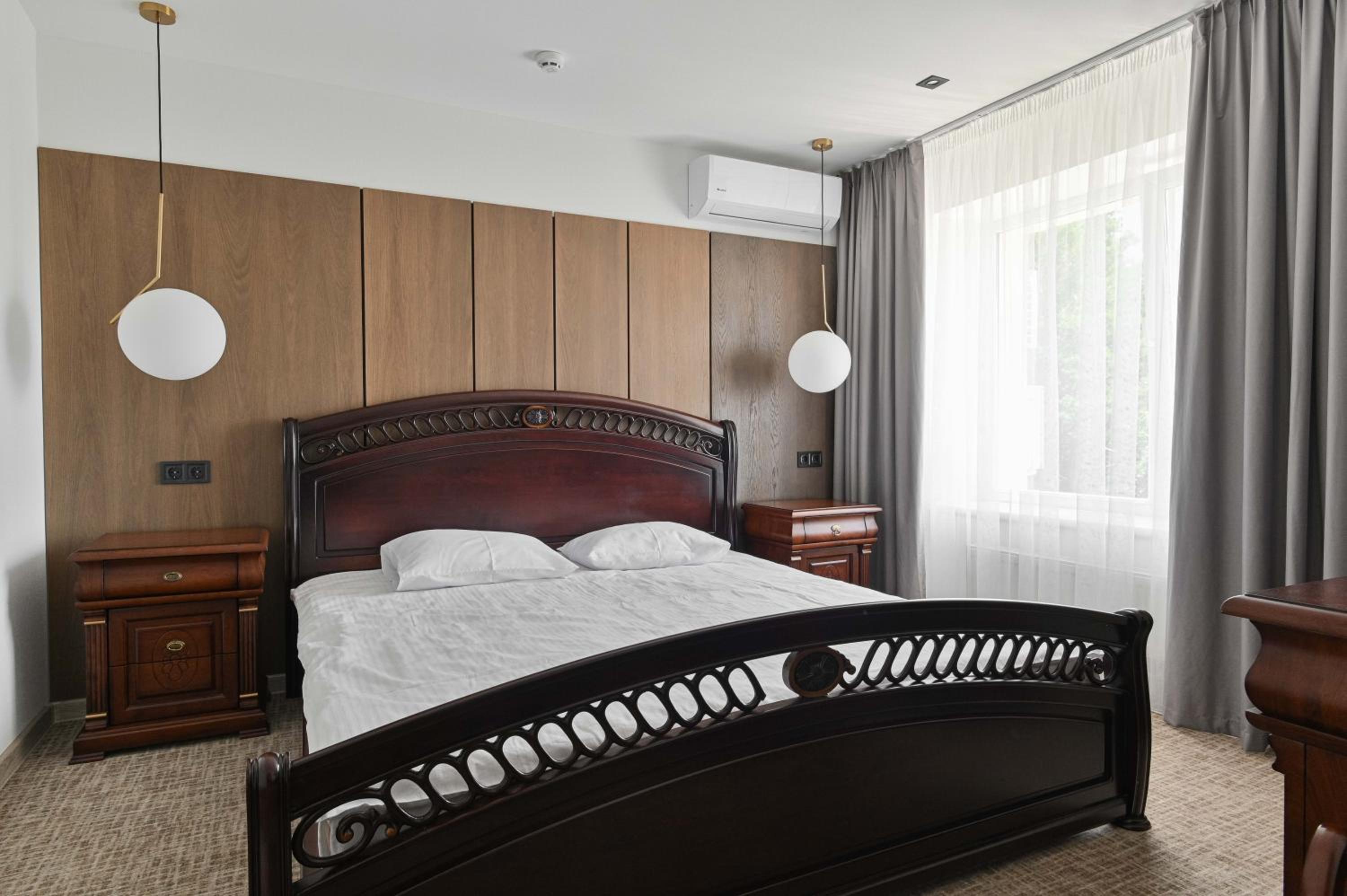 Queen Suite with Bath