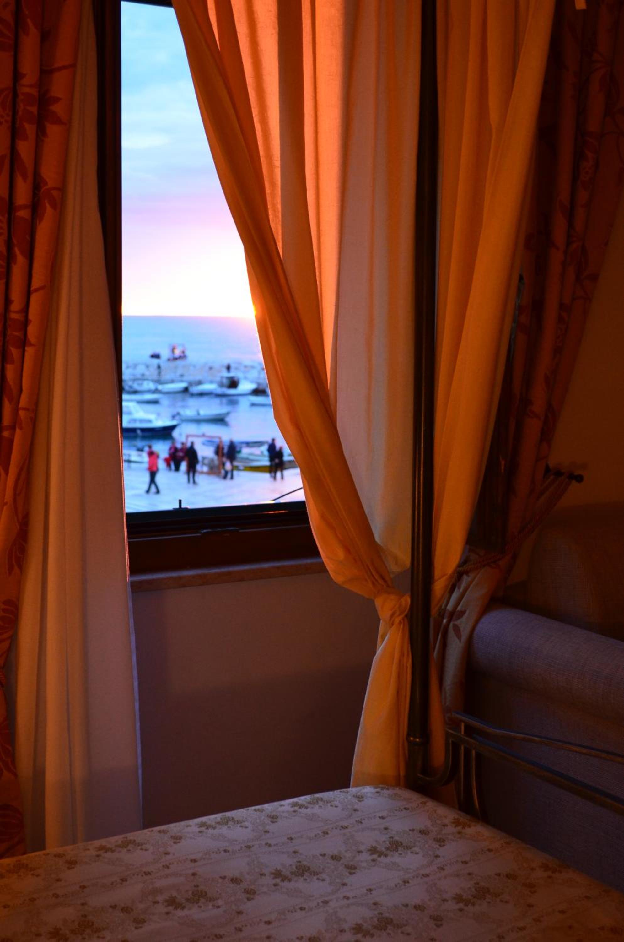 Superior Double Room with Sea View - Photo 3