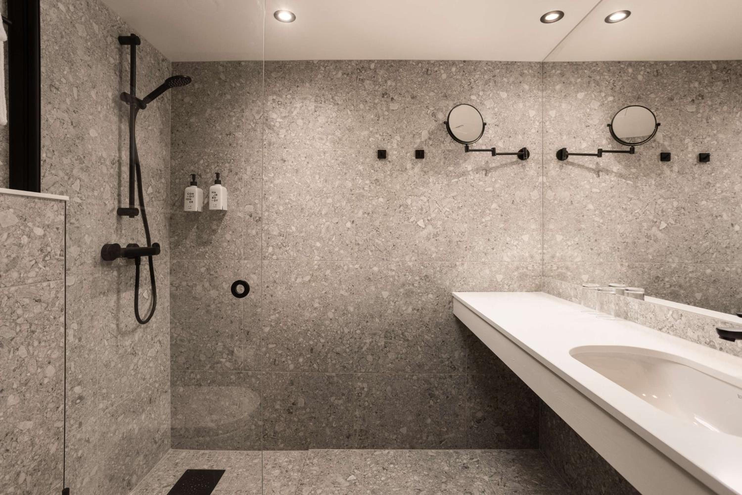 Standard Twin Room - Photo 2