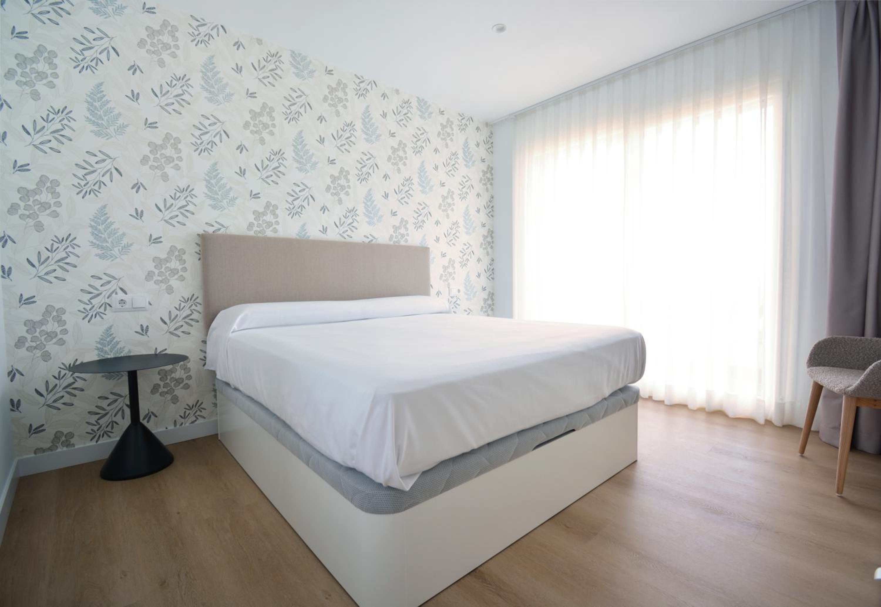 Apartamento de una habitación con vista al mar y balcón.