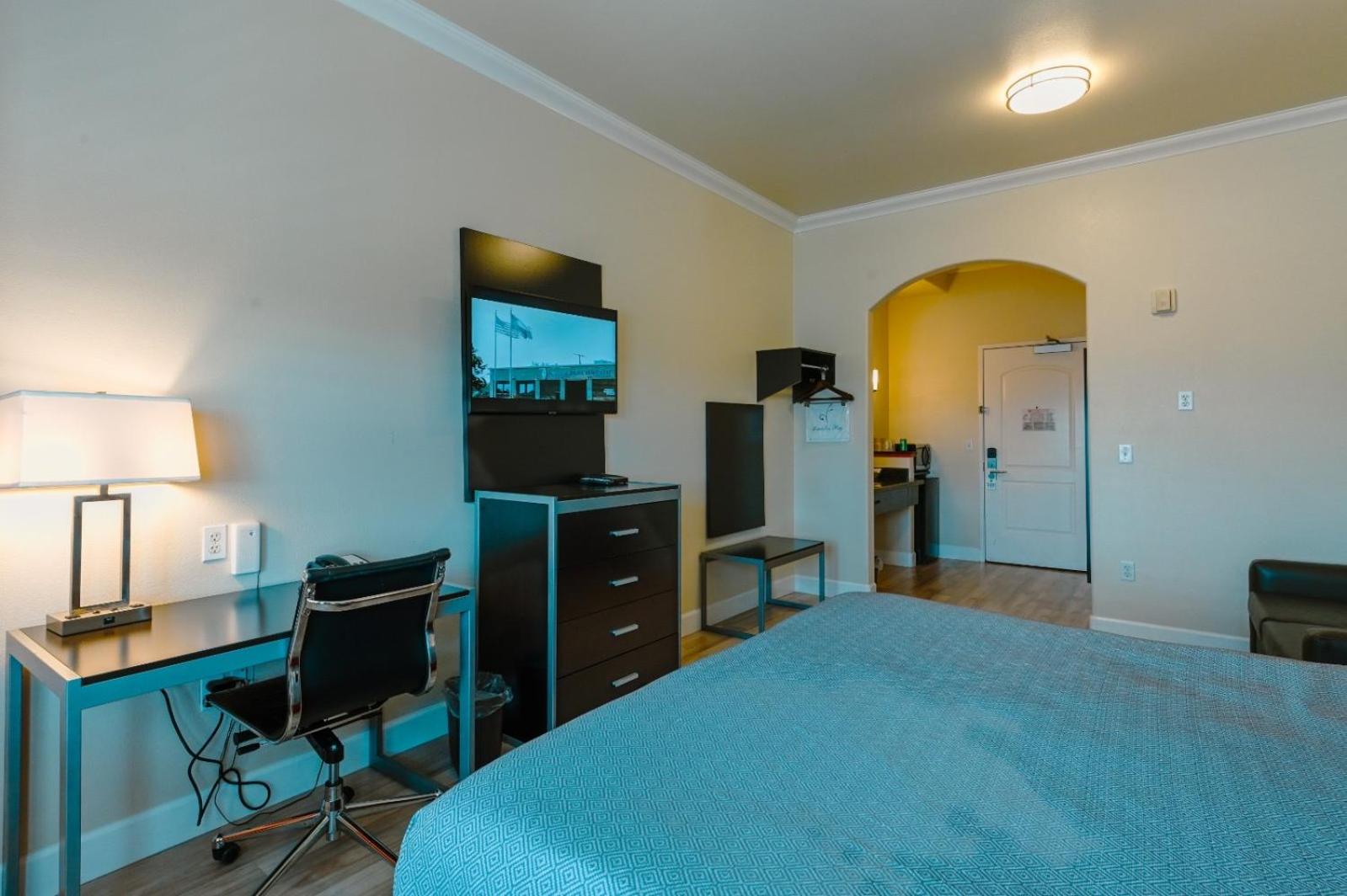 King Suite with Sofa Bed - Photo 5