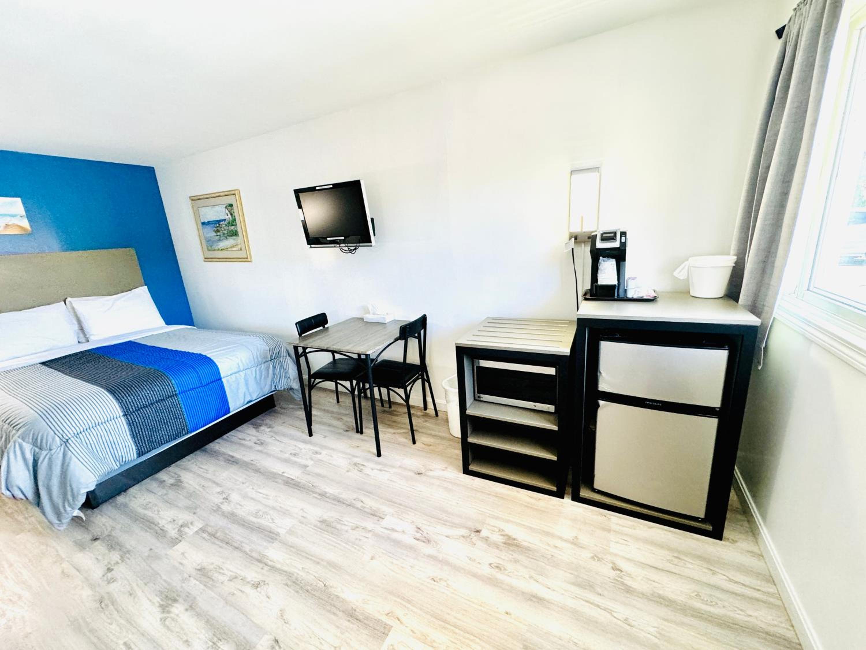 Deluxe Queen Room - Photo 9