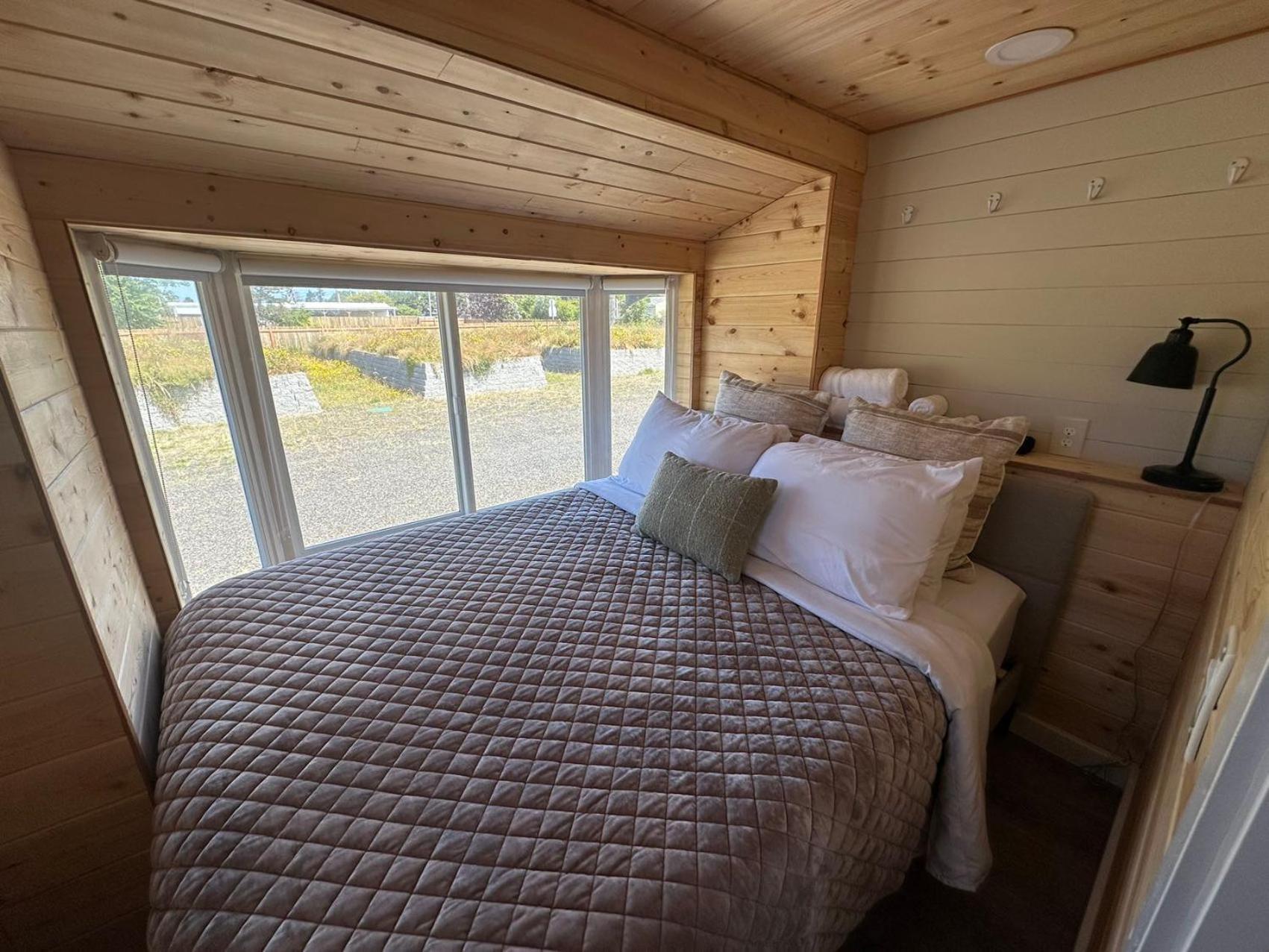 Mobile Home - Photo 2