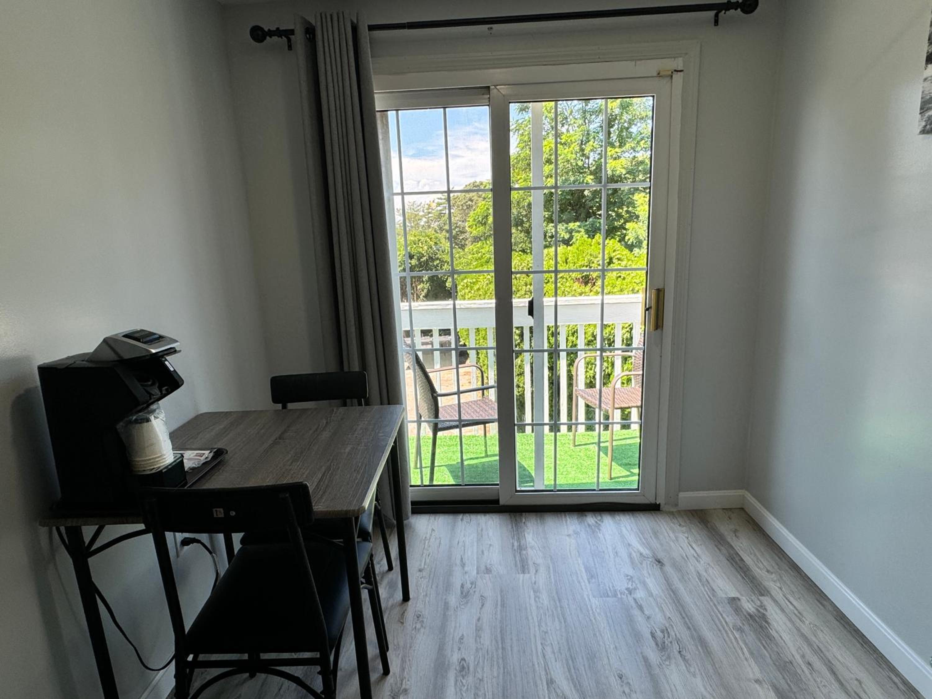 Deluxe Queen Room with Balcony - Photo 1