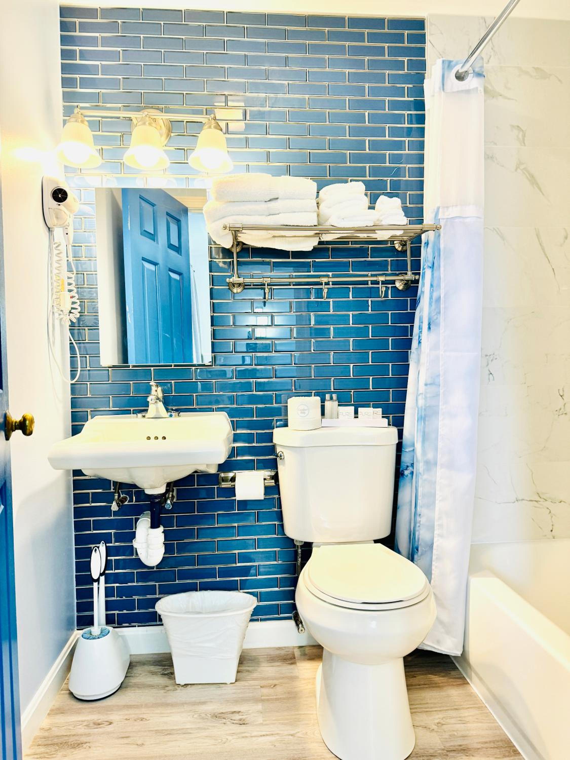Deluxe Queen Room - Photo 5