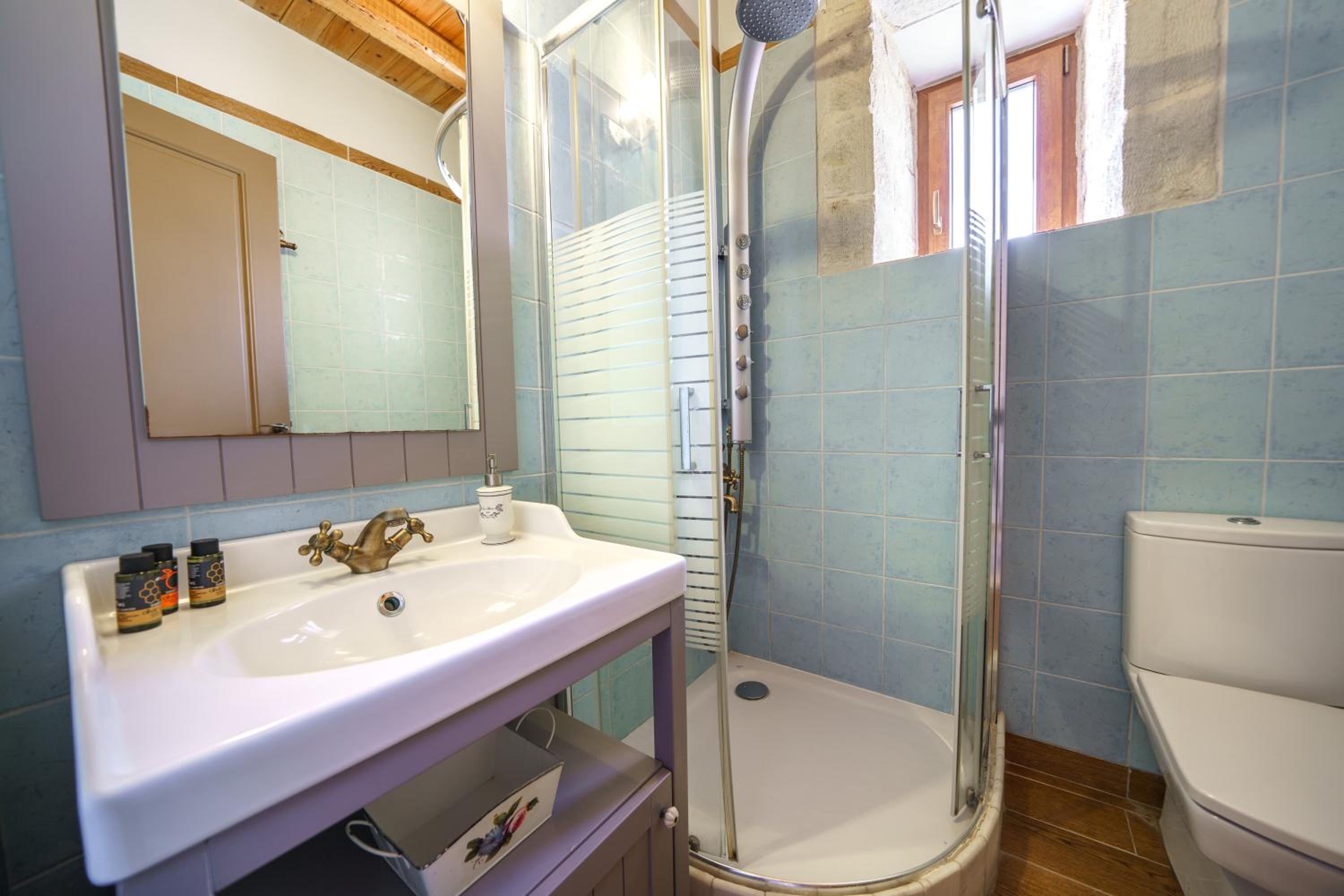 Suite with Private Pool - Photo 16