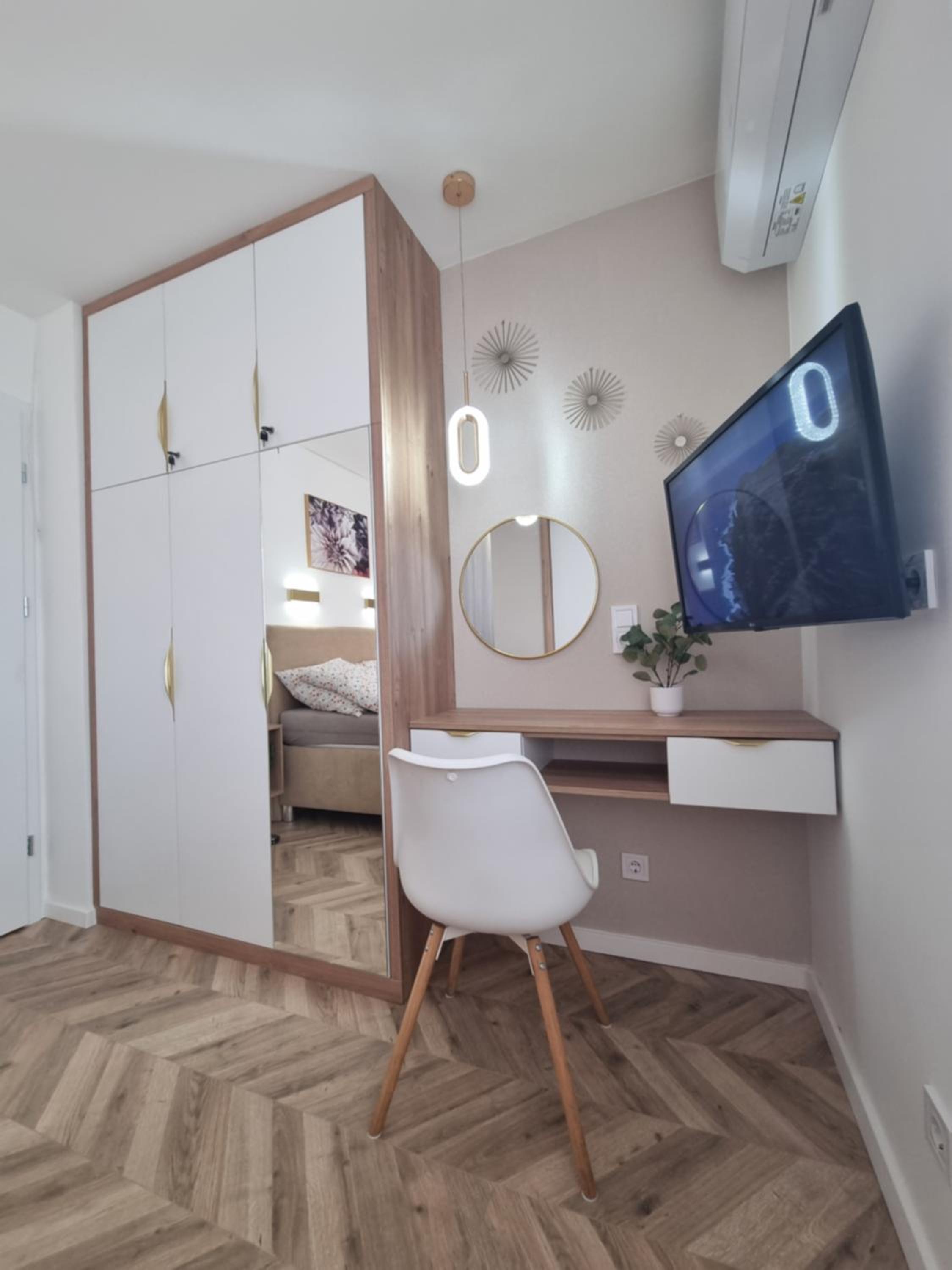 One-Bedroom Apartment photo 1