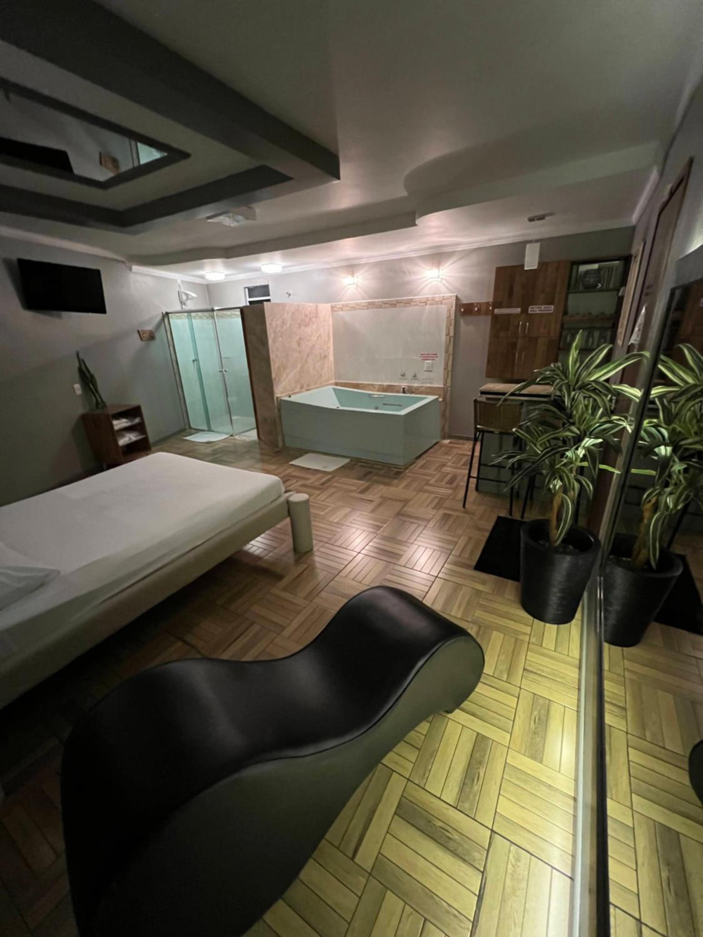 Suite with Hot Tub photo 1