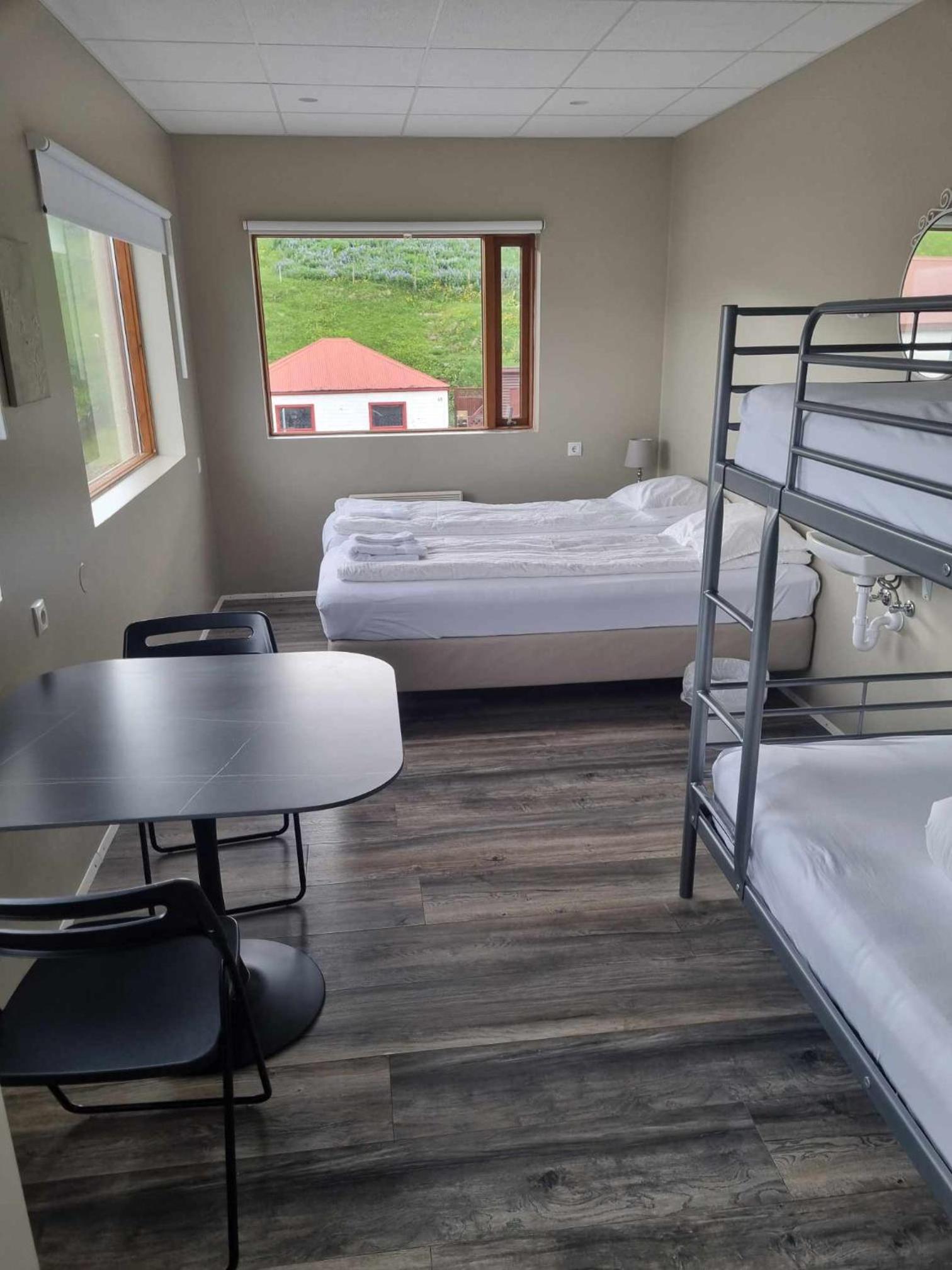 Quadruple Room with Mountain View - Photo 12