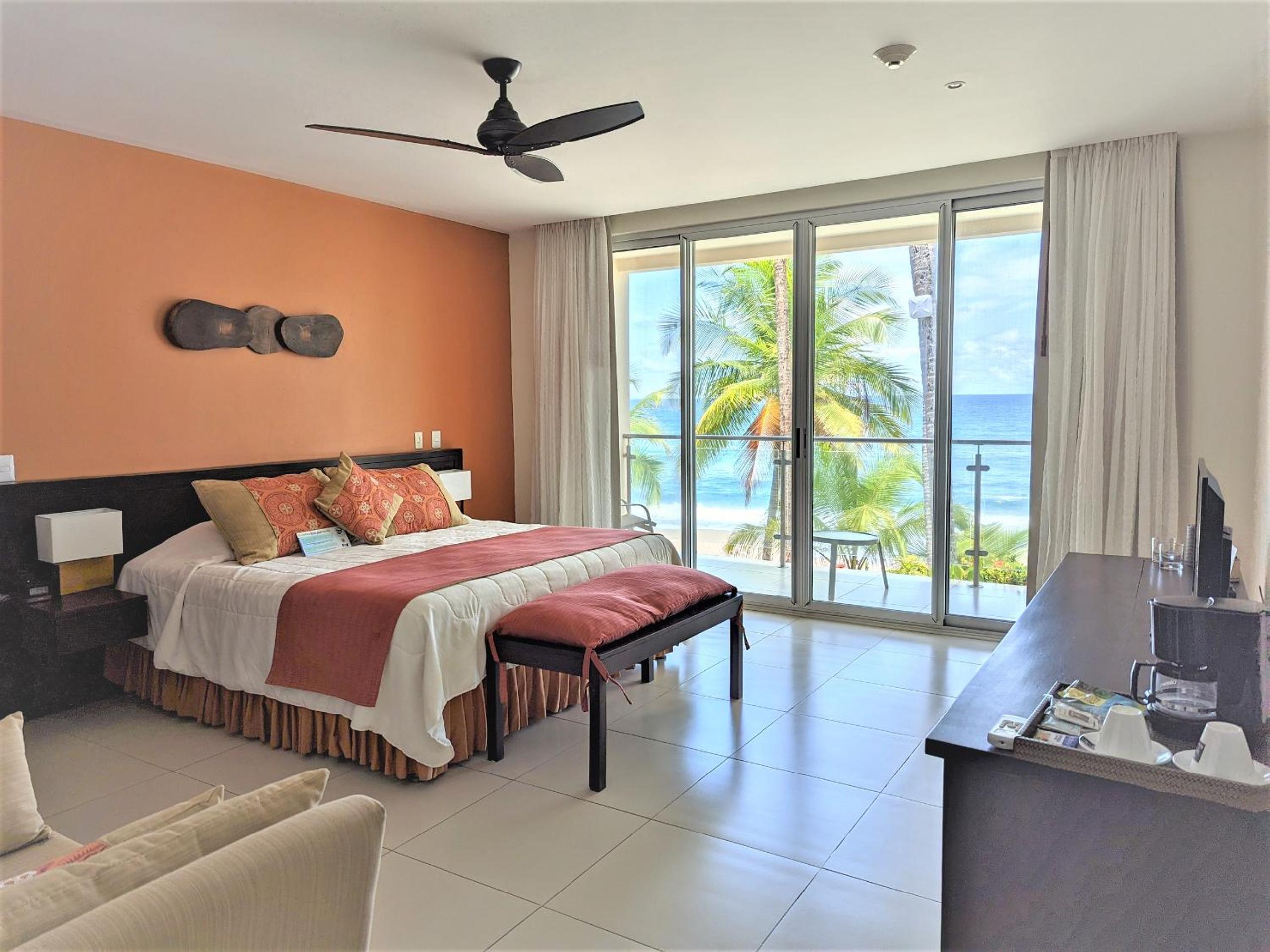 Deluxe Beachfront Room - Photo 1