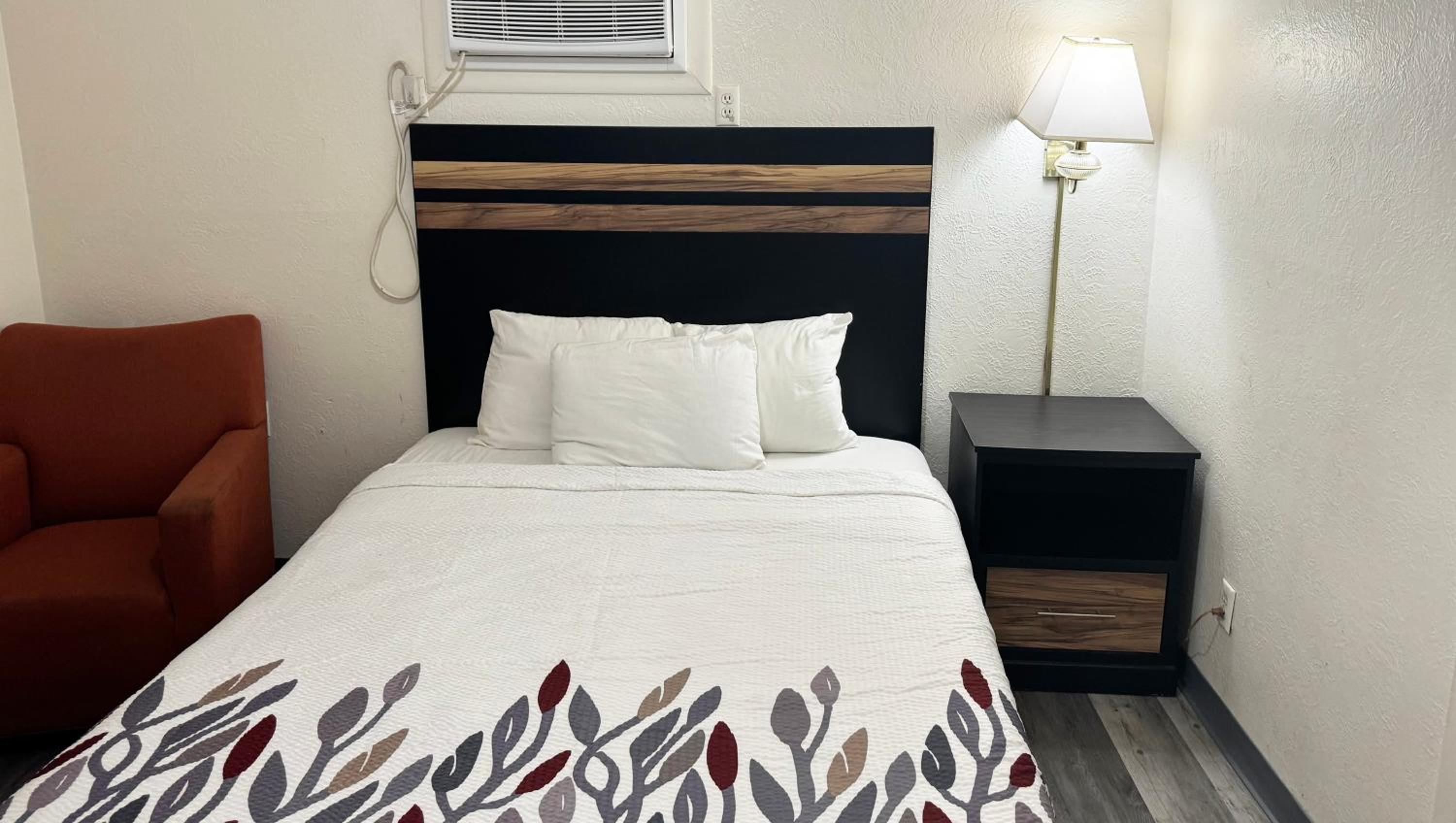 Queen Room photo 1