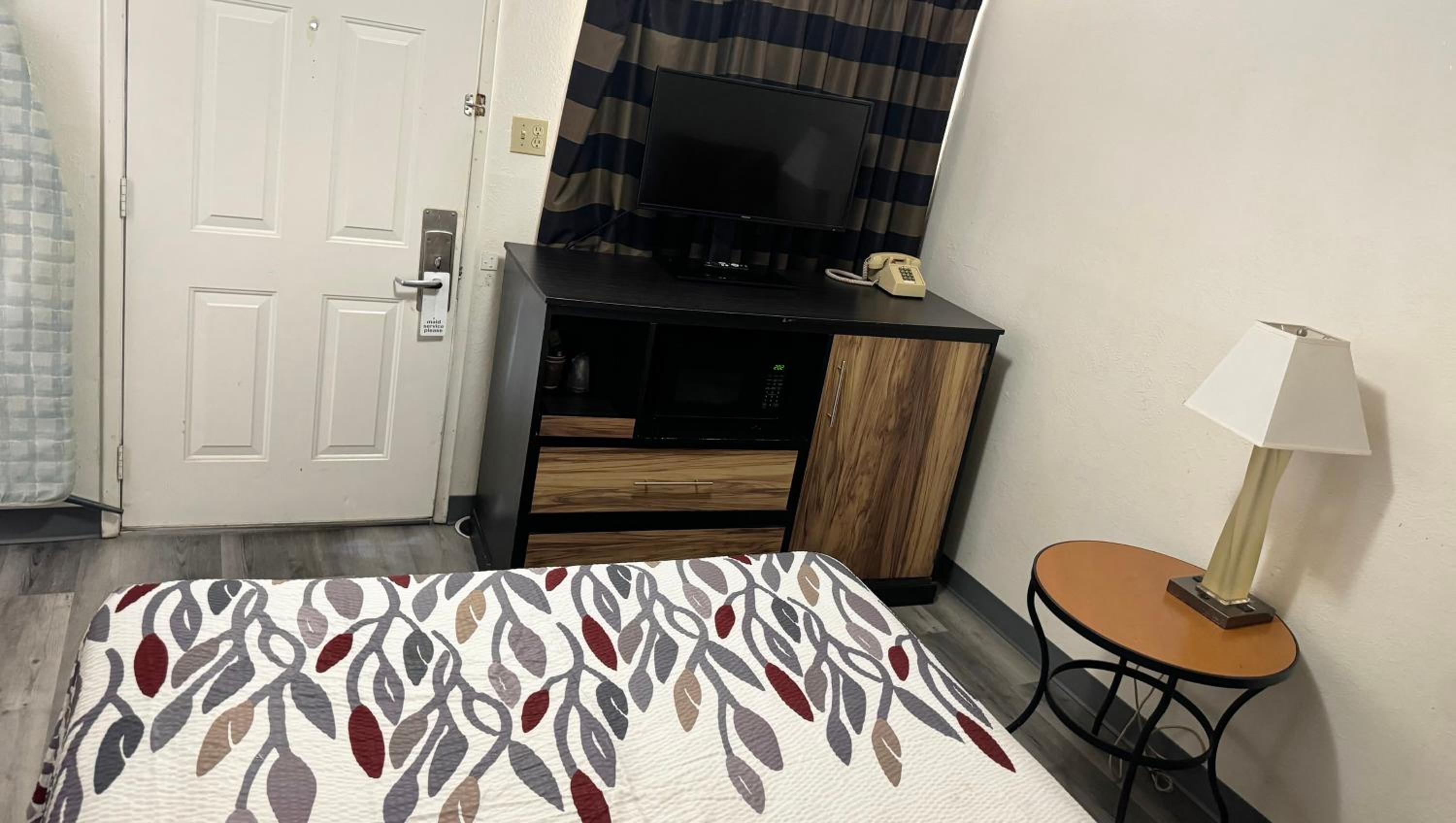 Queen Room photo 2