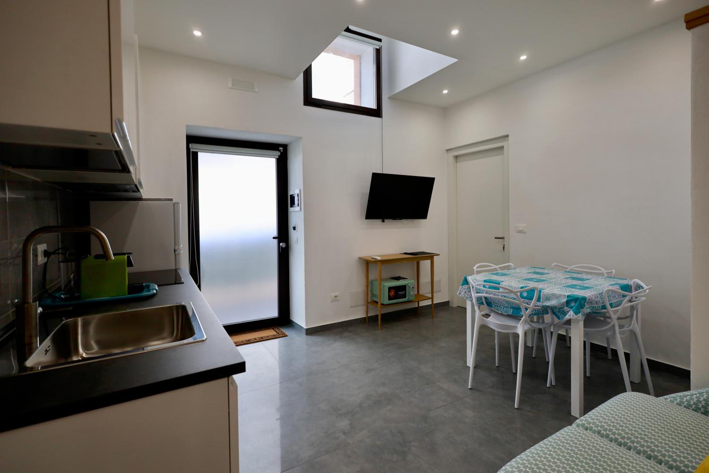 Two-Bedroom Deluxe Apartment - Photo 12