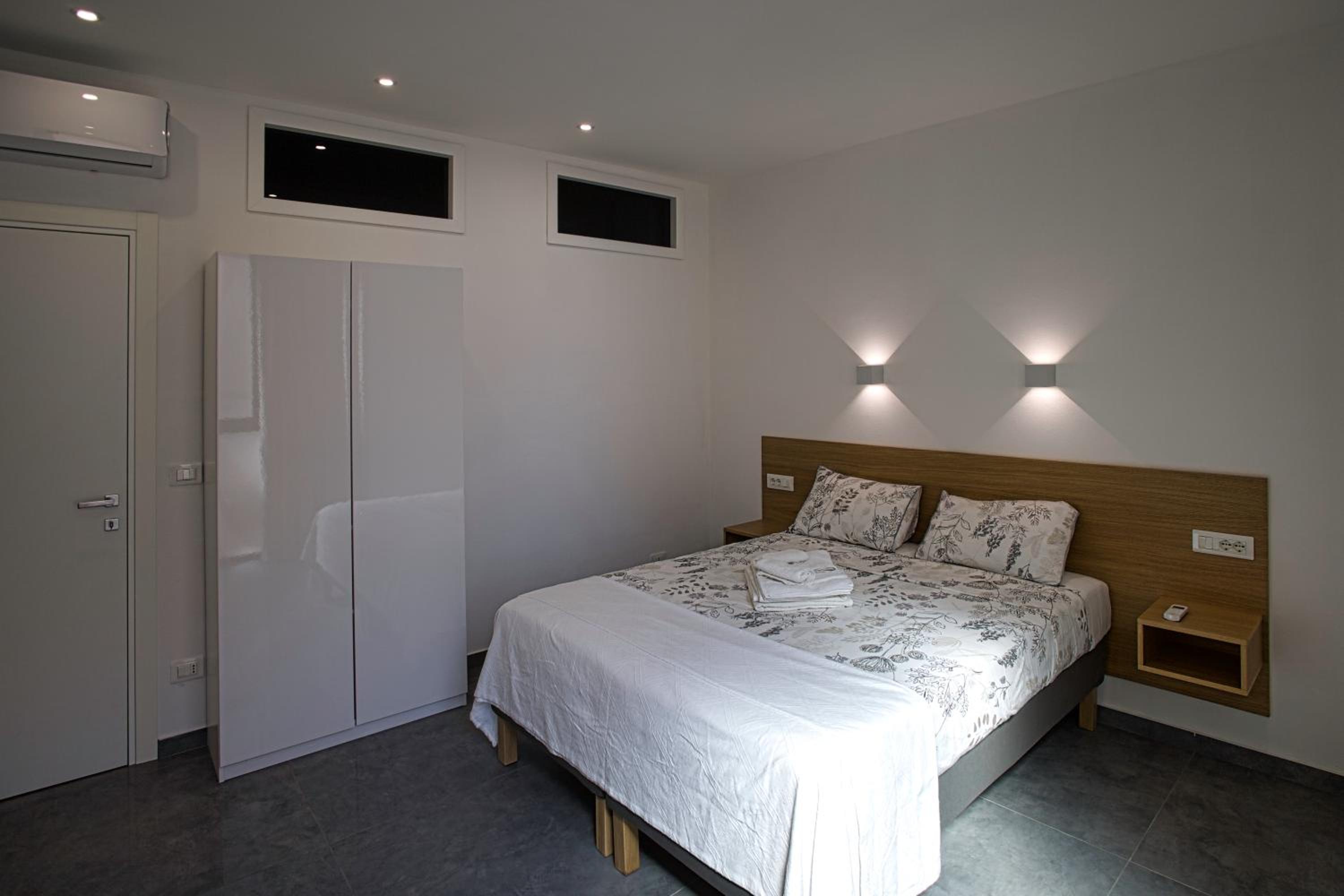 Two-Bedroom Deluxe Apartment - Photo 16