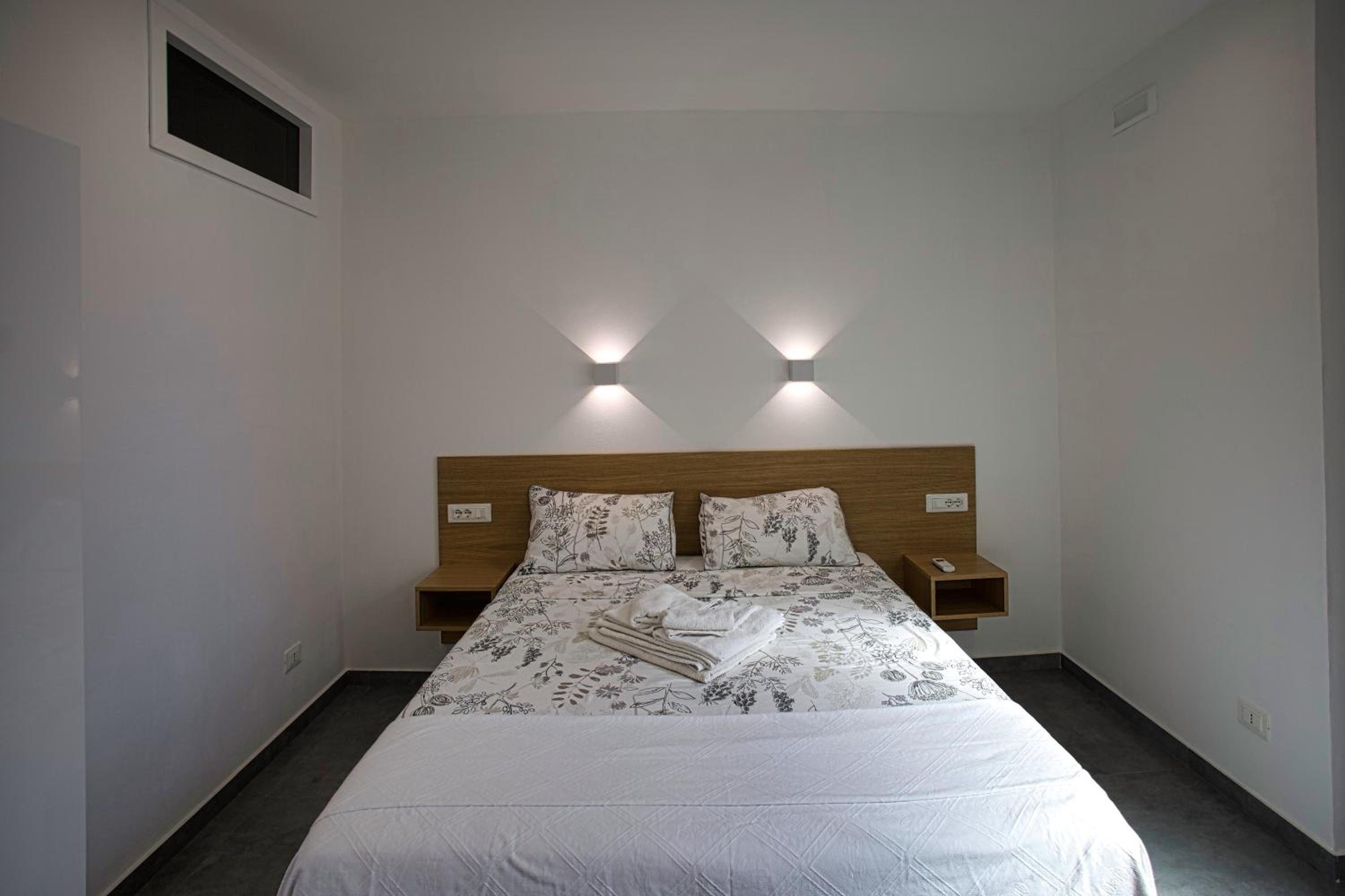 Two-Bedroom Deluxe Apartment - Photo 17
