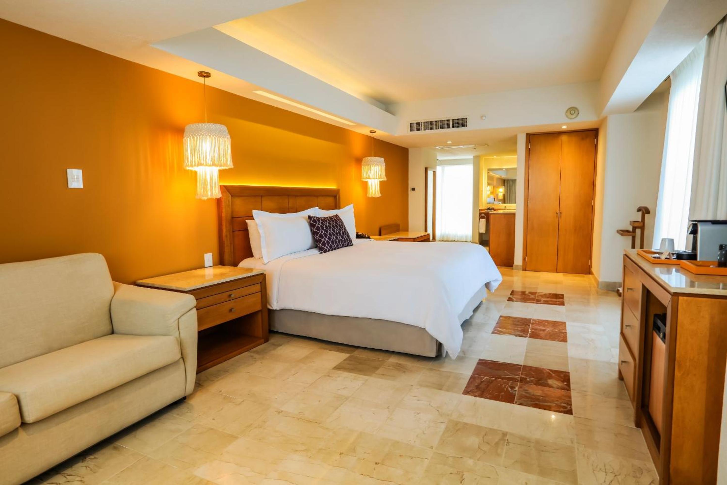 Junior Suite with Breakfast Buffet for 2 Adults - Photo 4