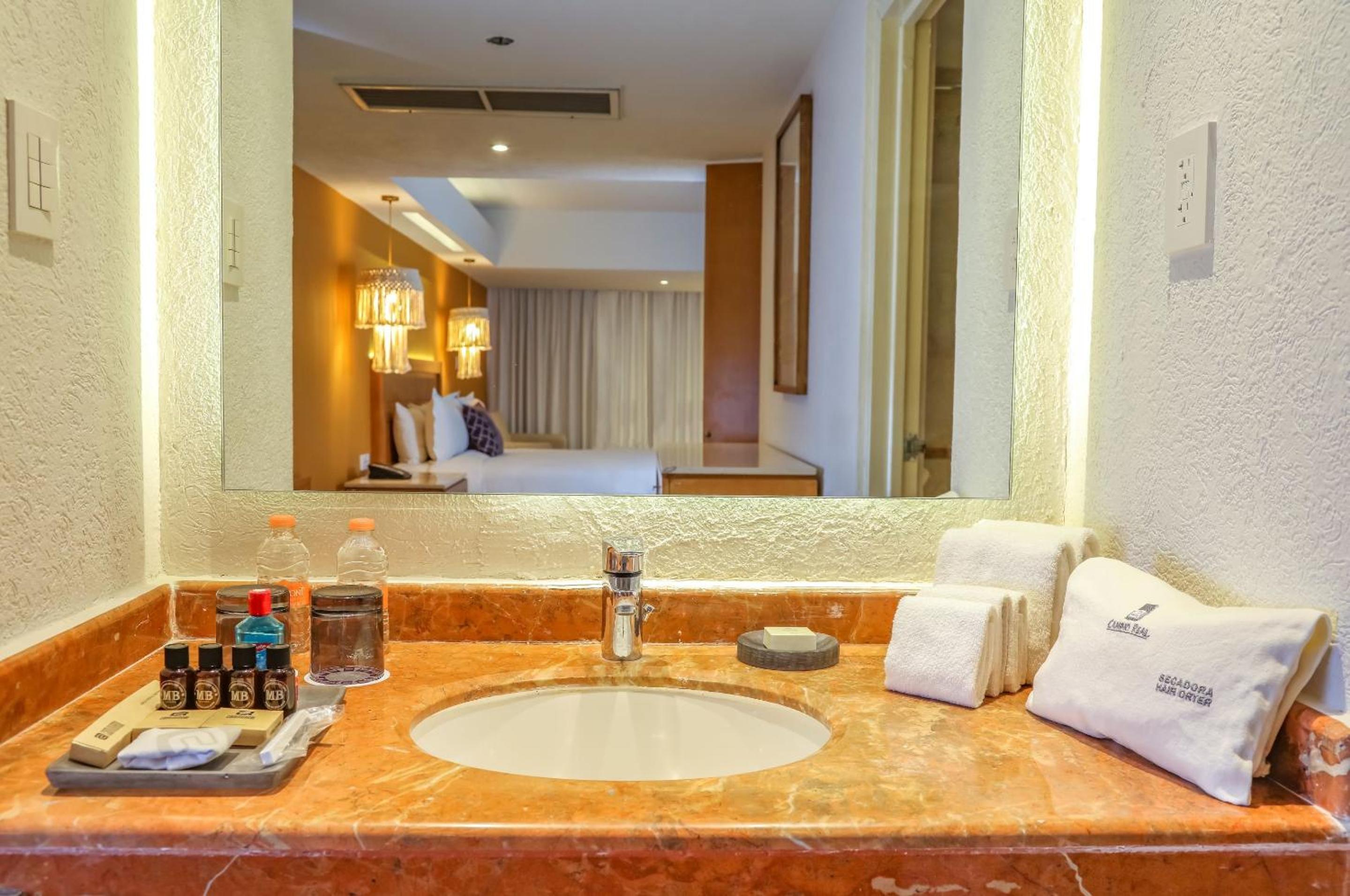 Junior Suite with Breakfast Buffet for 2 Adults - Photo 2
