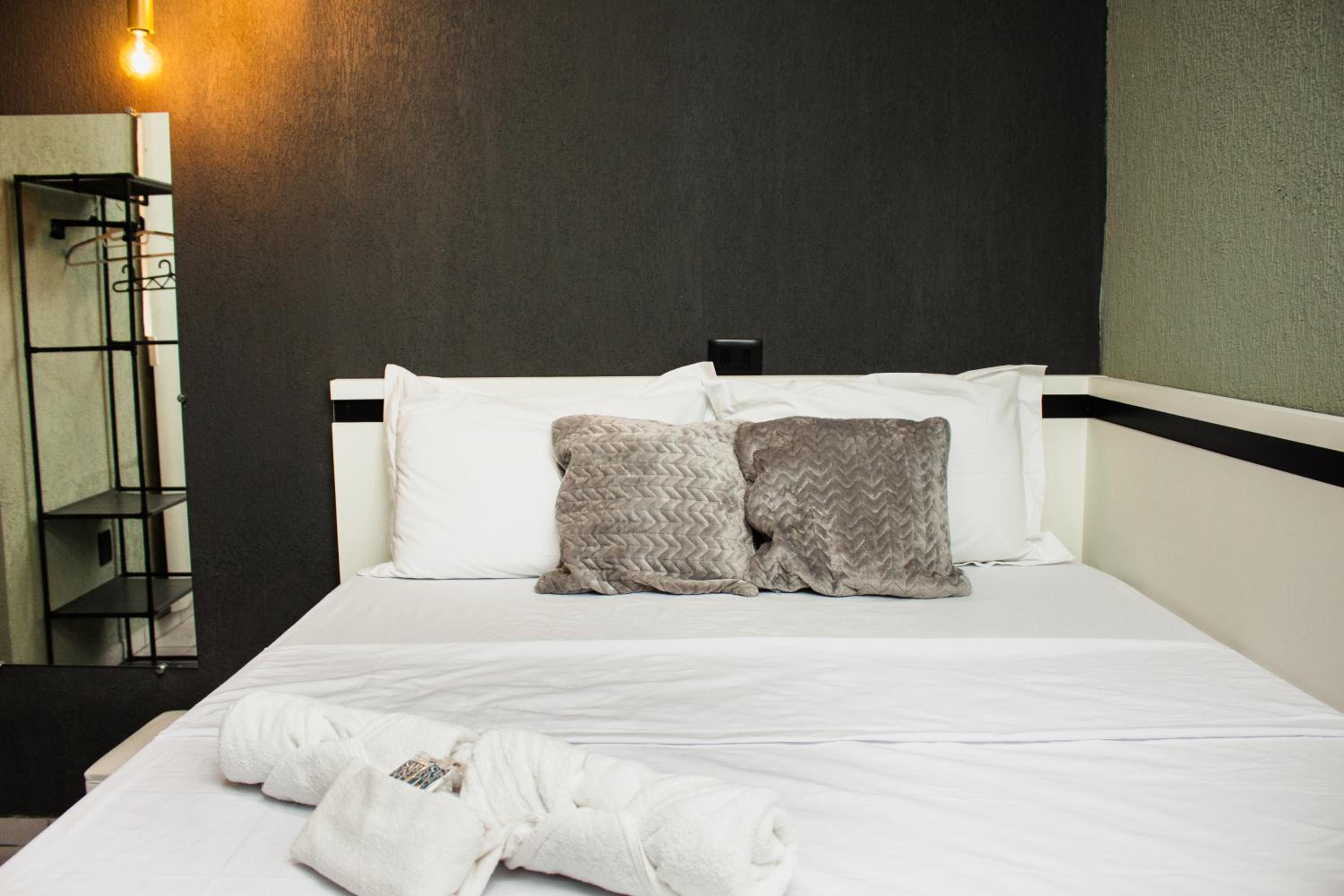 Studio Apartment with Queen Bed photo 2