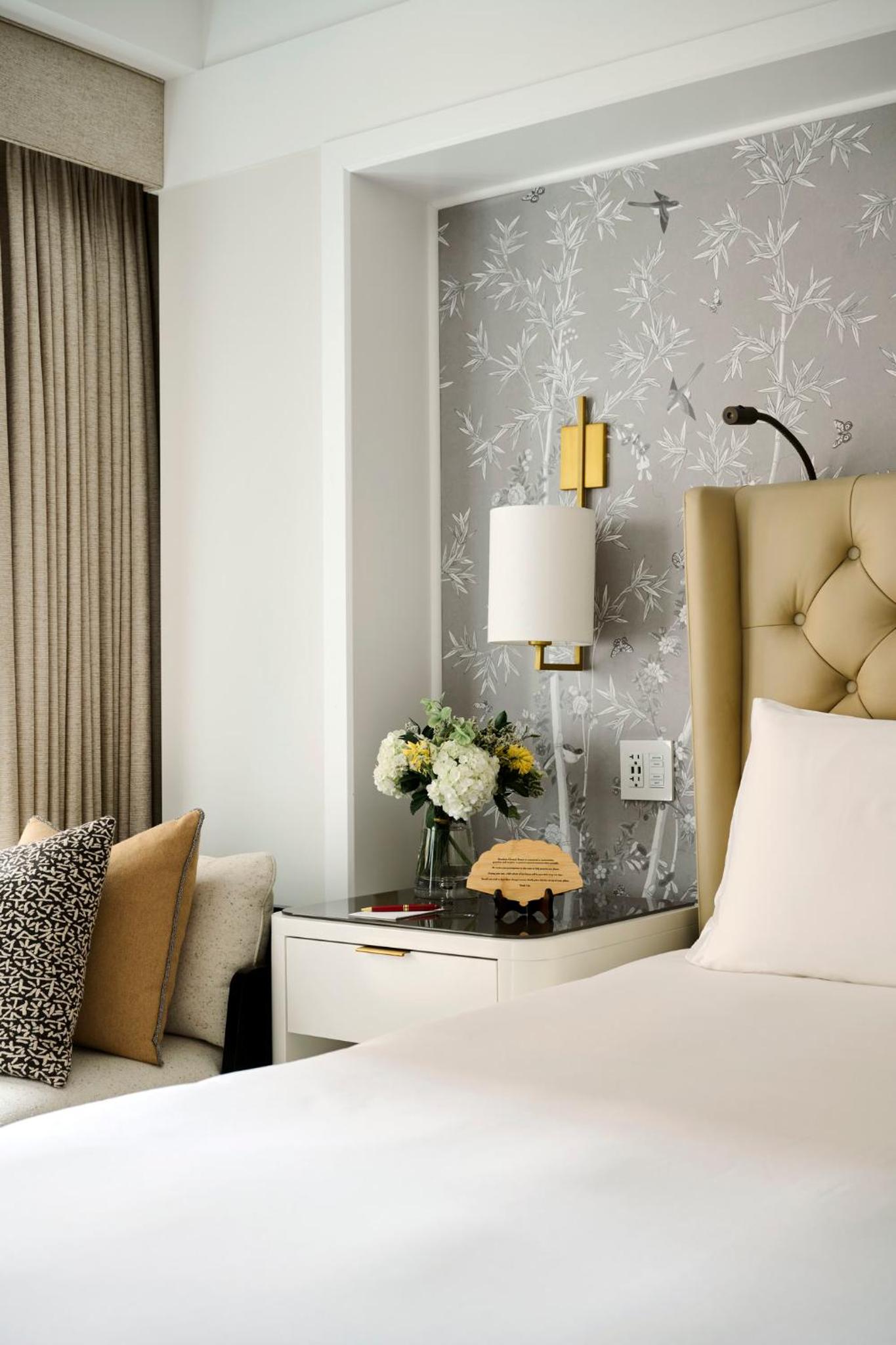 Residential King Suite Accessible - Roll-in Shower