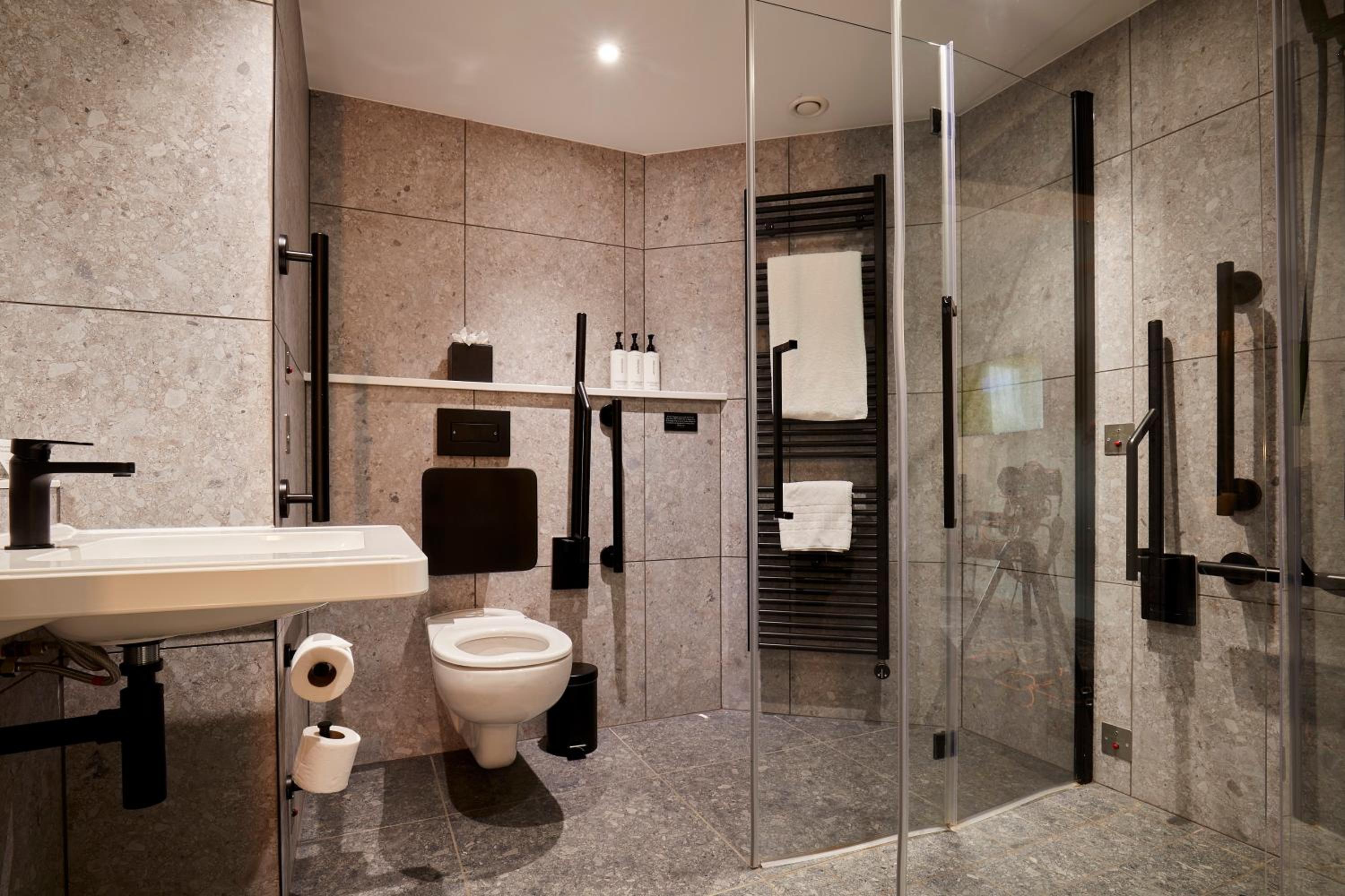 Standard Queen Room - Disability Access - Photo 2