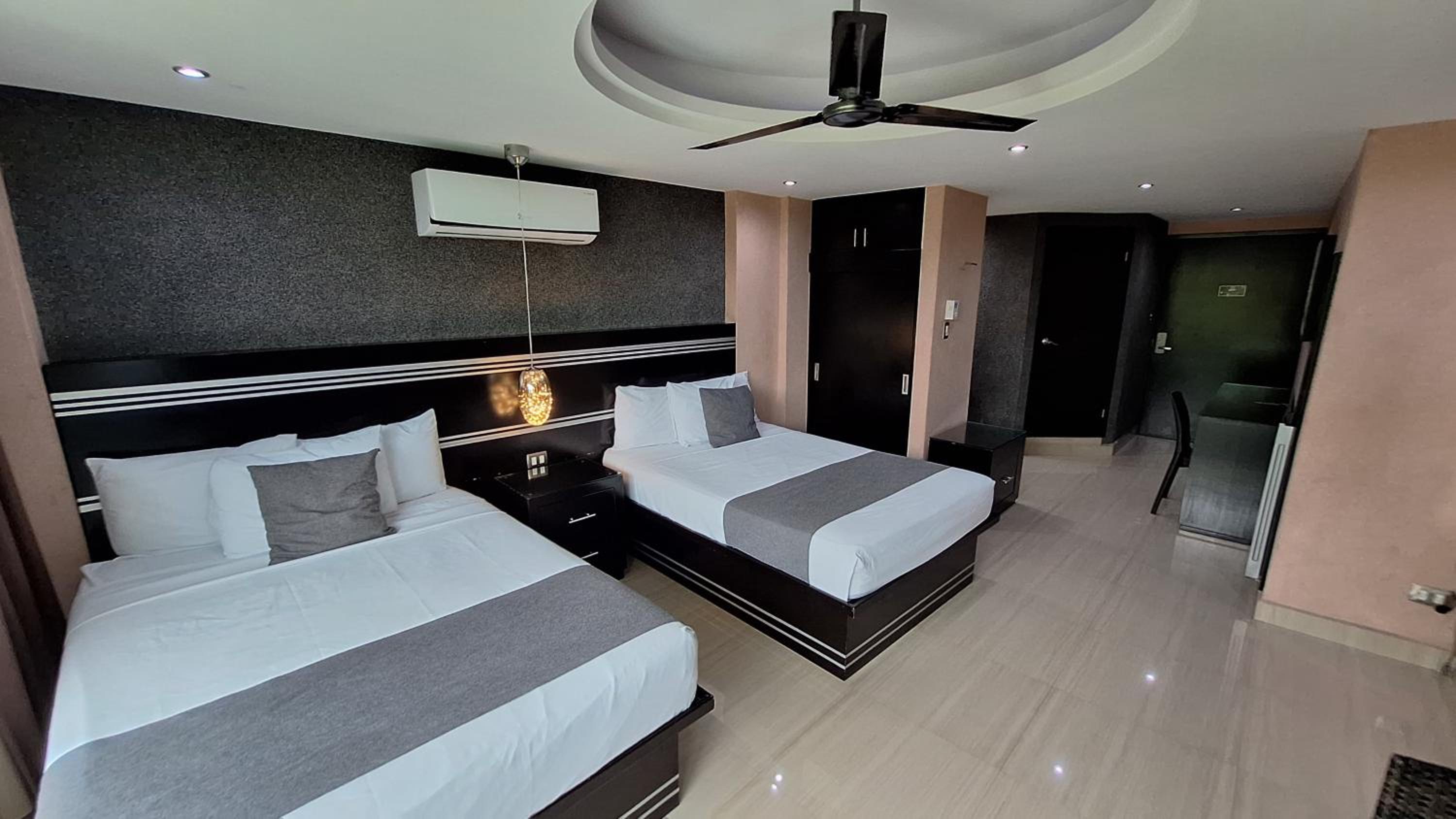 Twin Room with Pool View photo 3