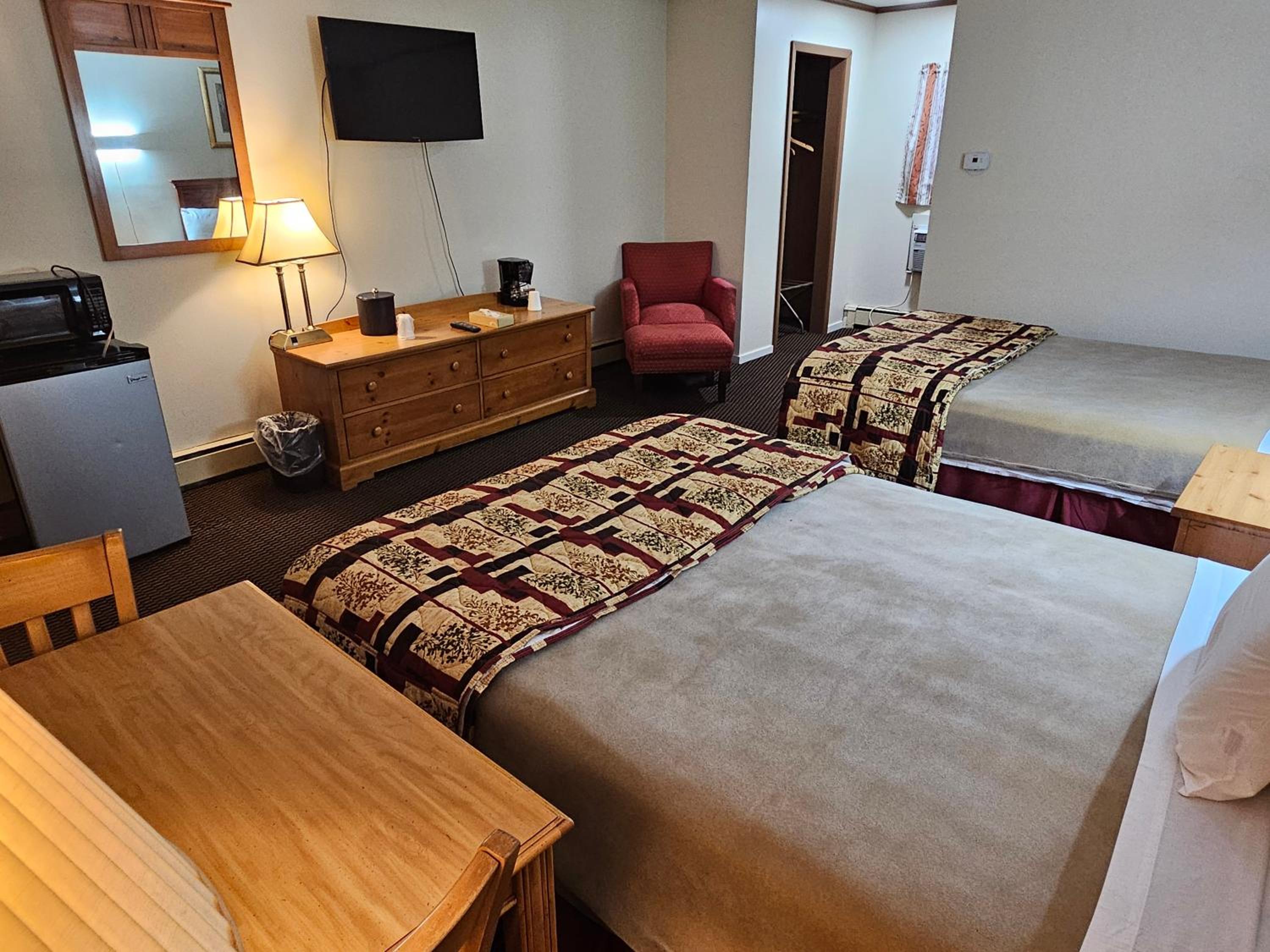 Queen Room with Two Queen Beds - Photo 4
