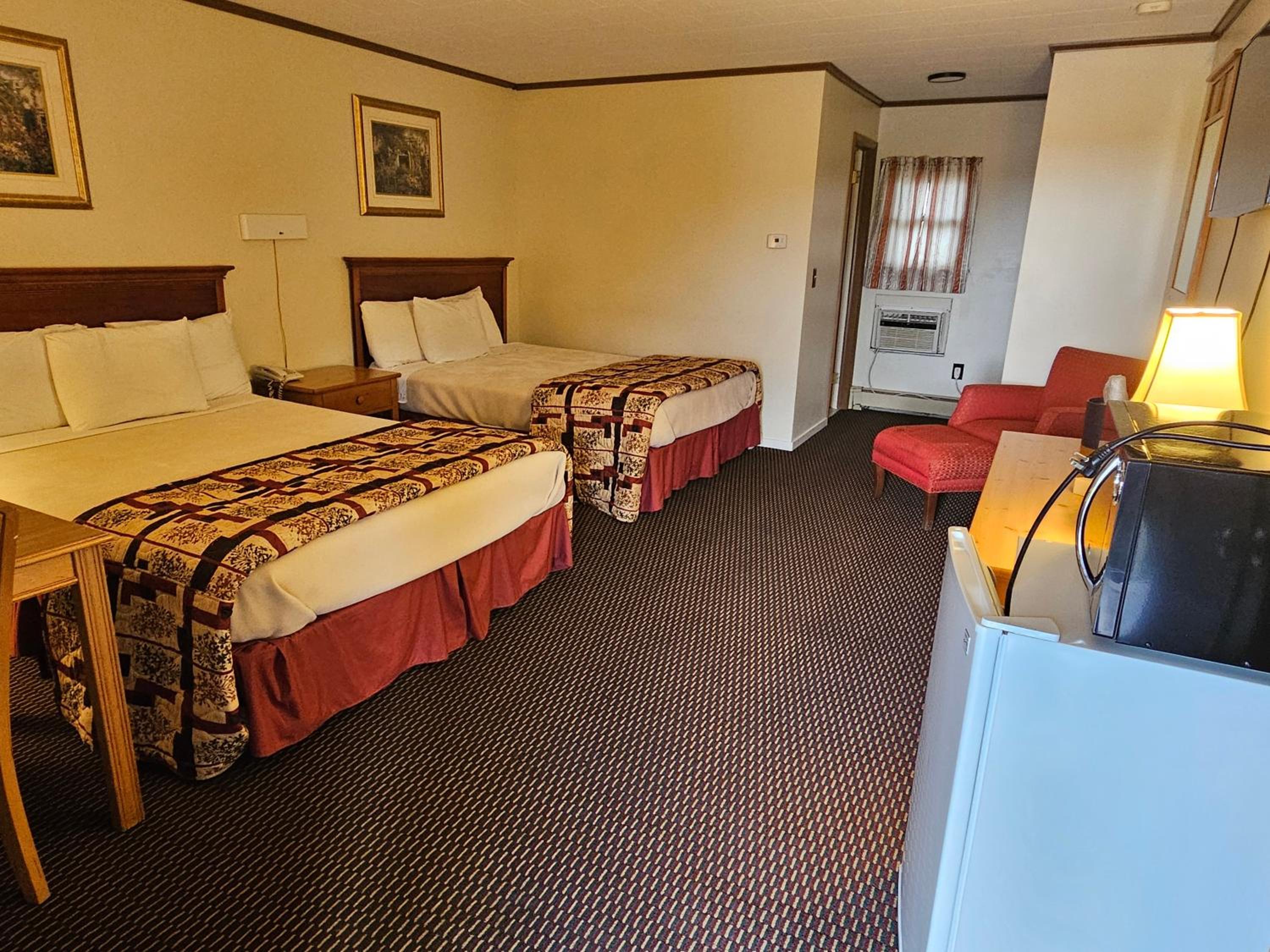 Queen Room with Two Queen Beds - Photo 5