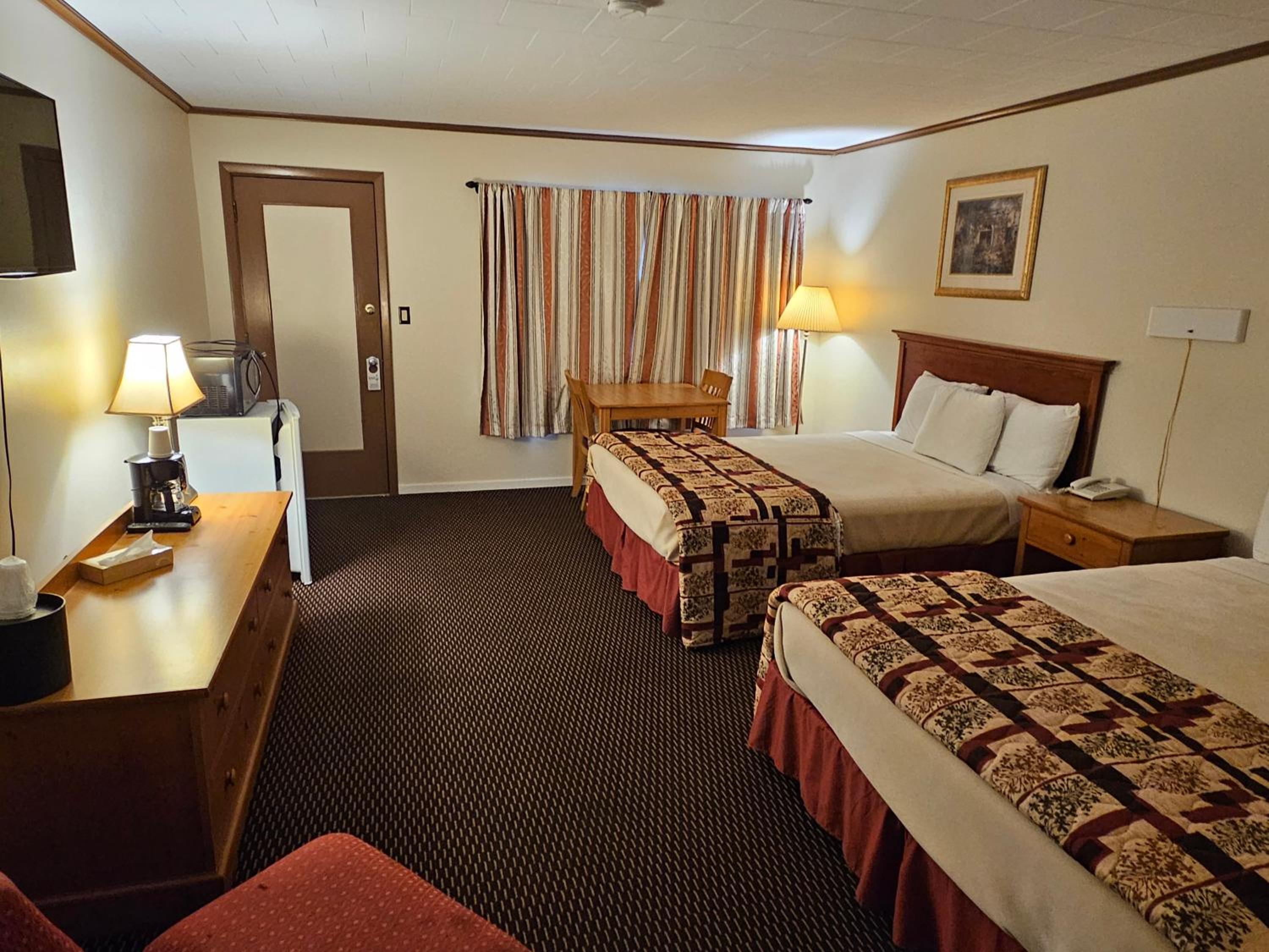 Queen Room with Two Queen Beds - Photo 2