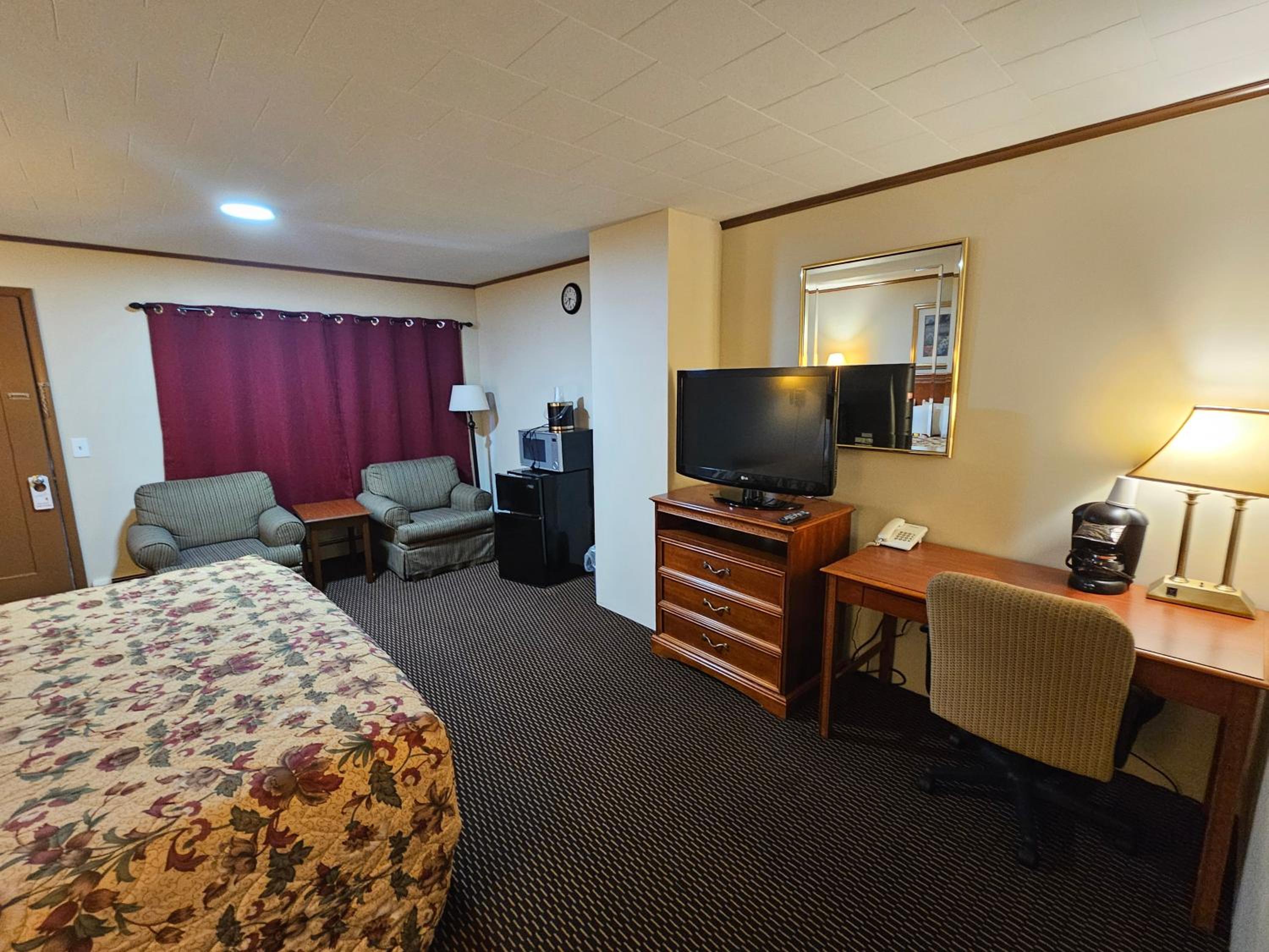Queen Room with Two Queen Beds - Photo 3