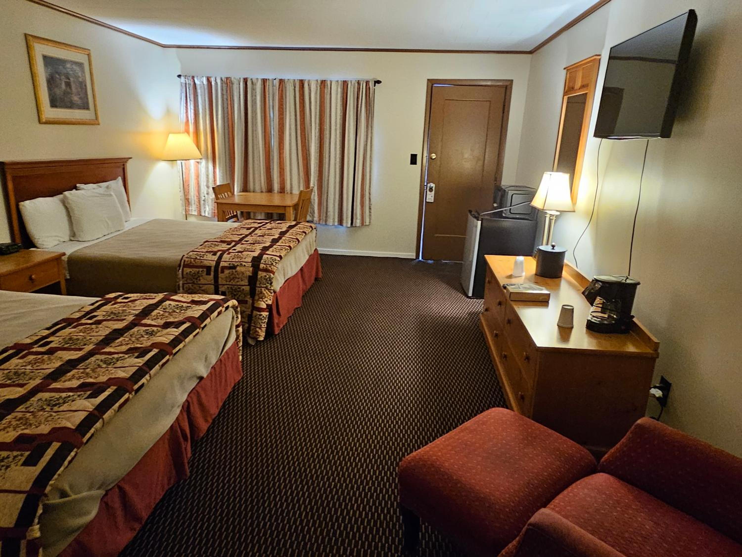 Queen Room with Two Queen Beds - Photo 6