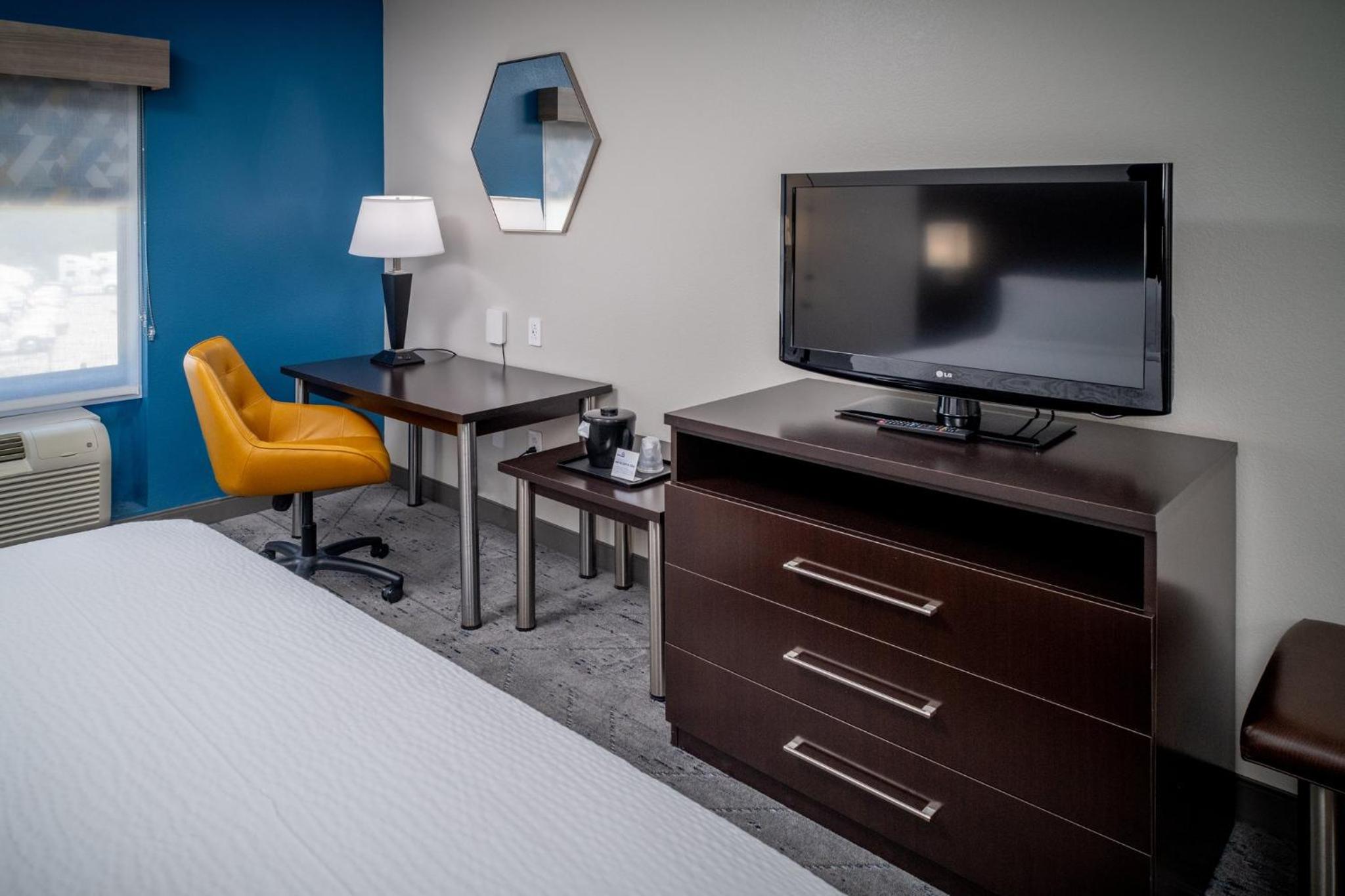 King Suite with Sofa Bed photo 2