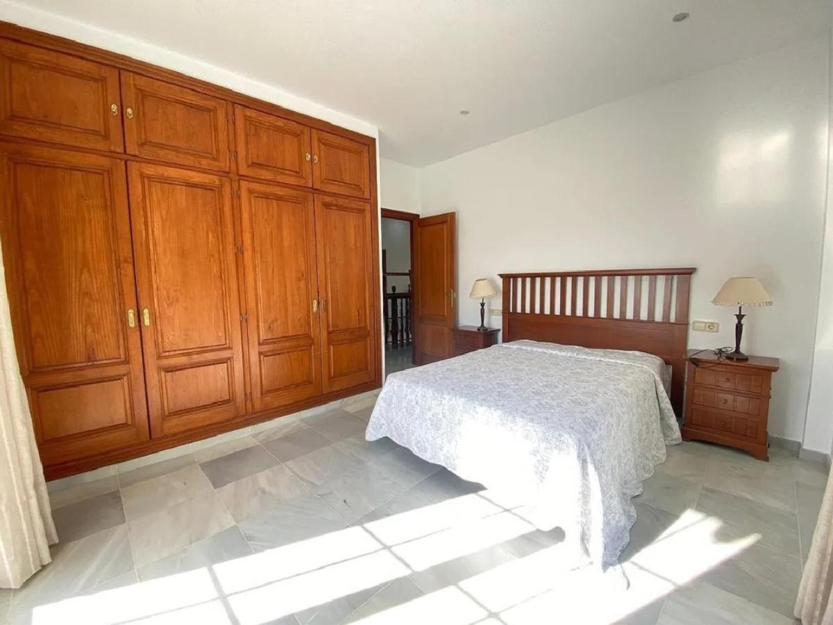 Three-Bedroom House photo 3