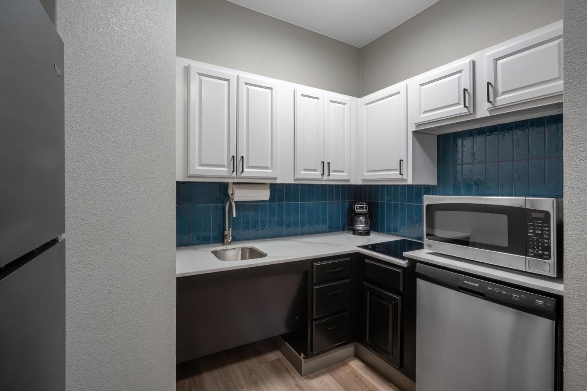 Queen Studio Suite - Communications Accessible - Photo 2