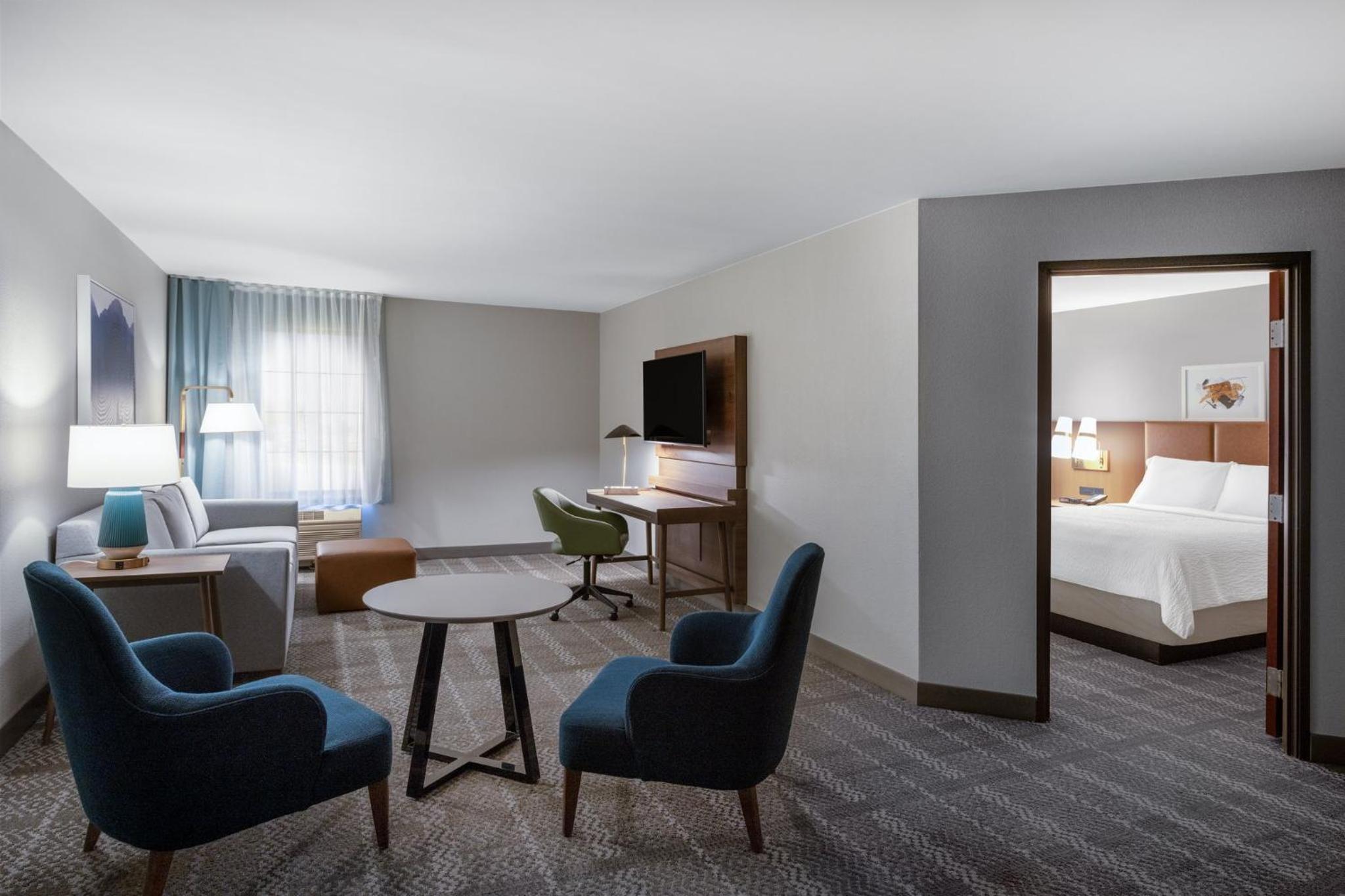 One-Bedroom Suite with Dining Area - Photo 2