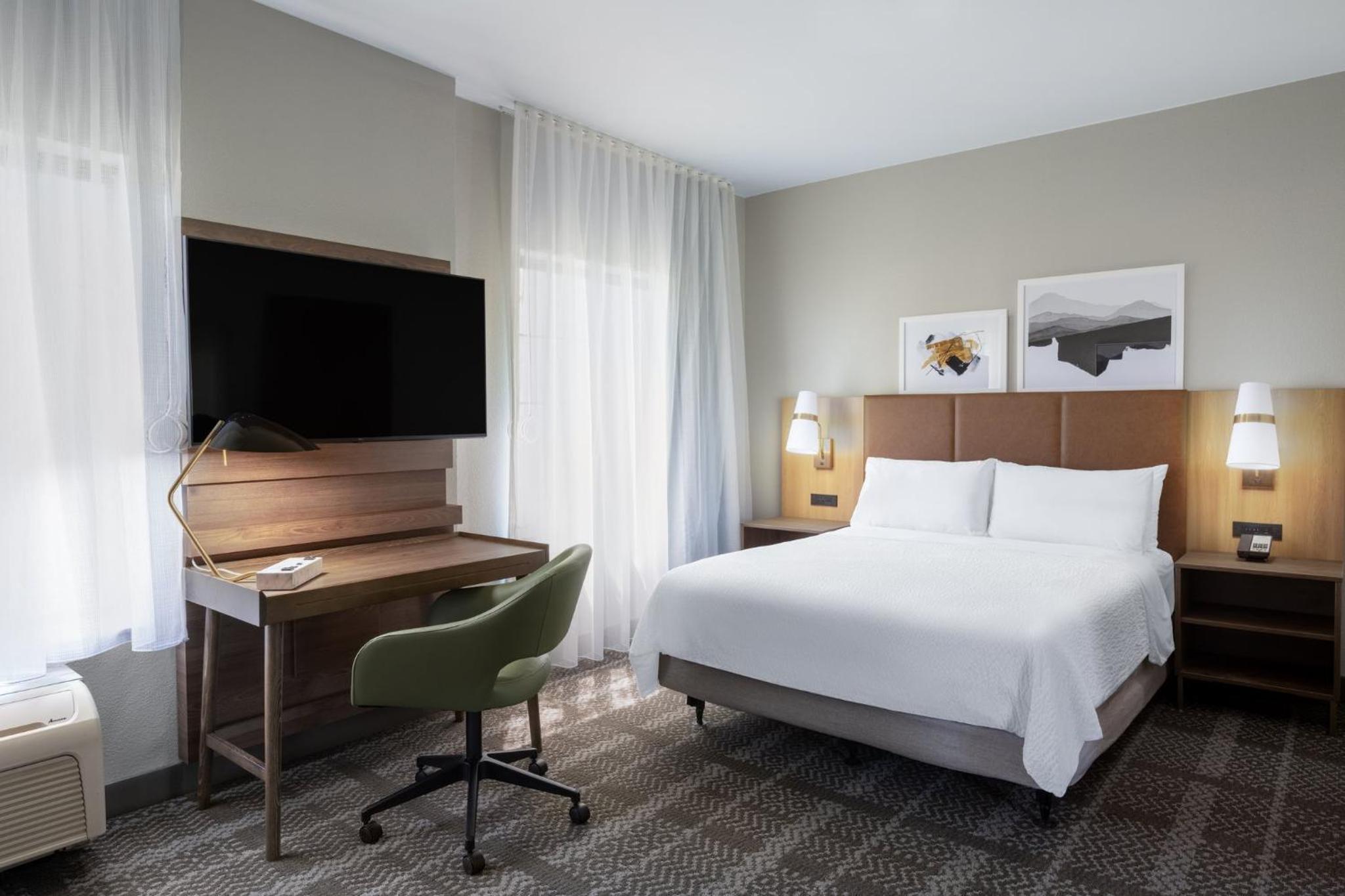 Queen Studio Suite - Communications Accessible - Photo 1