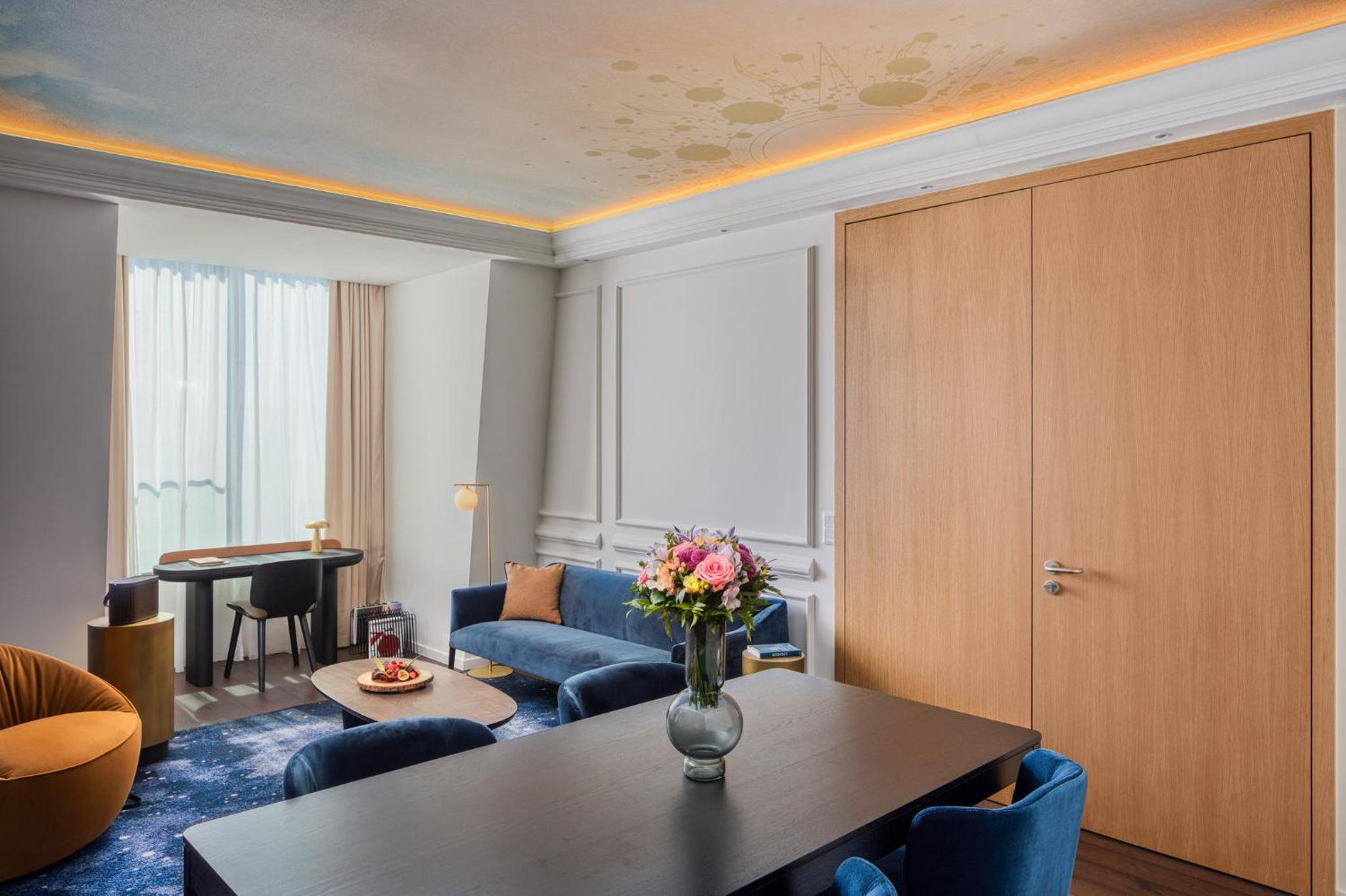 Cosmos Suite - Photo 1