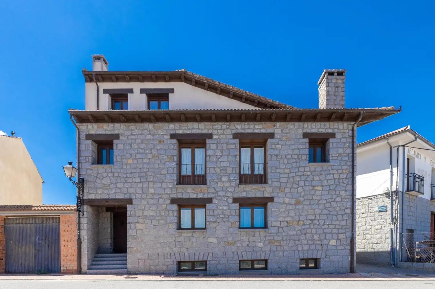 Seven-Bedroom House photo 3