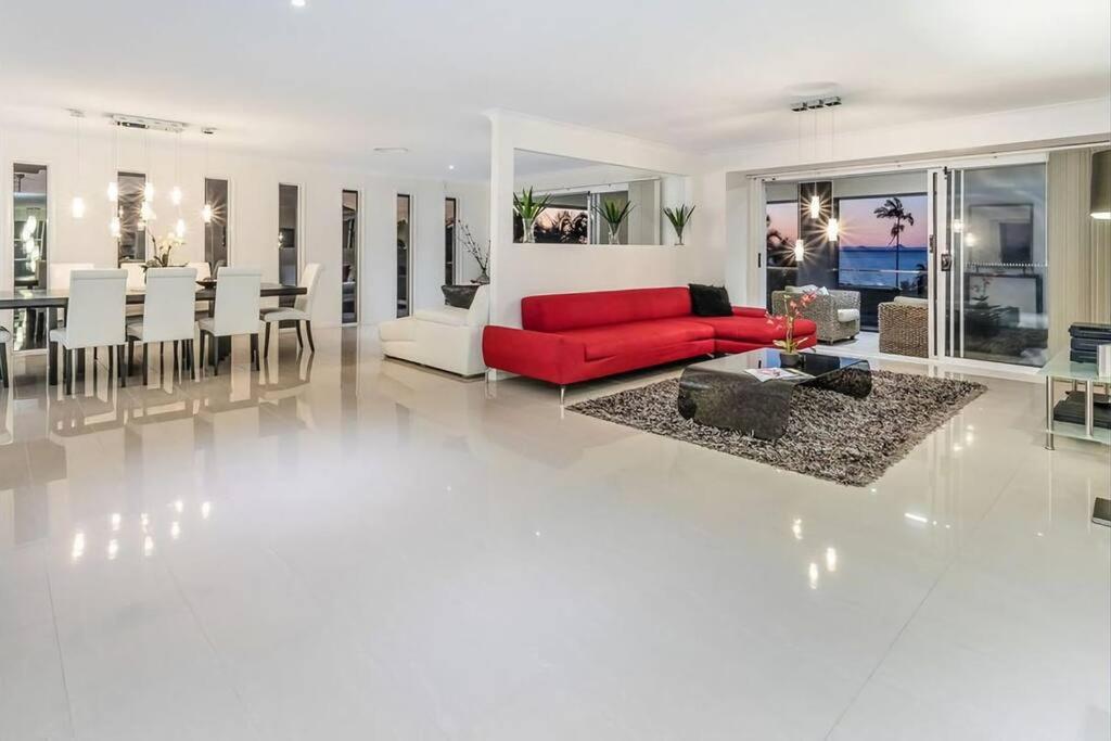 Five-Bedroom House photo 1