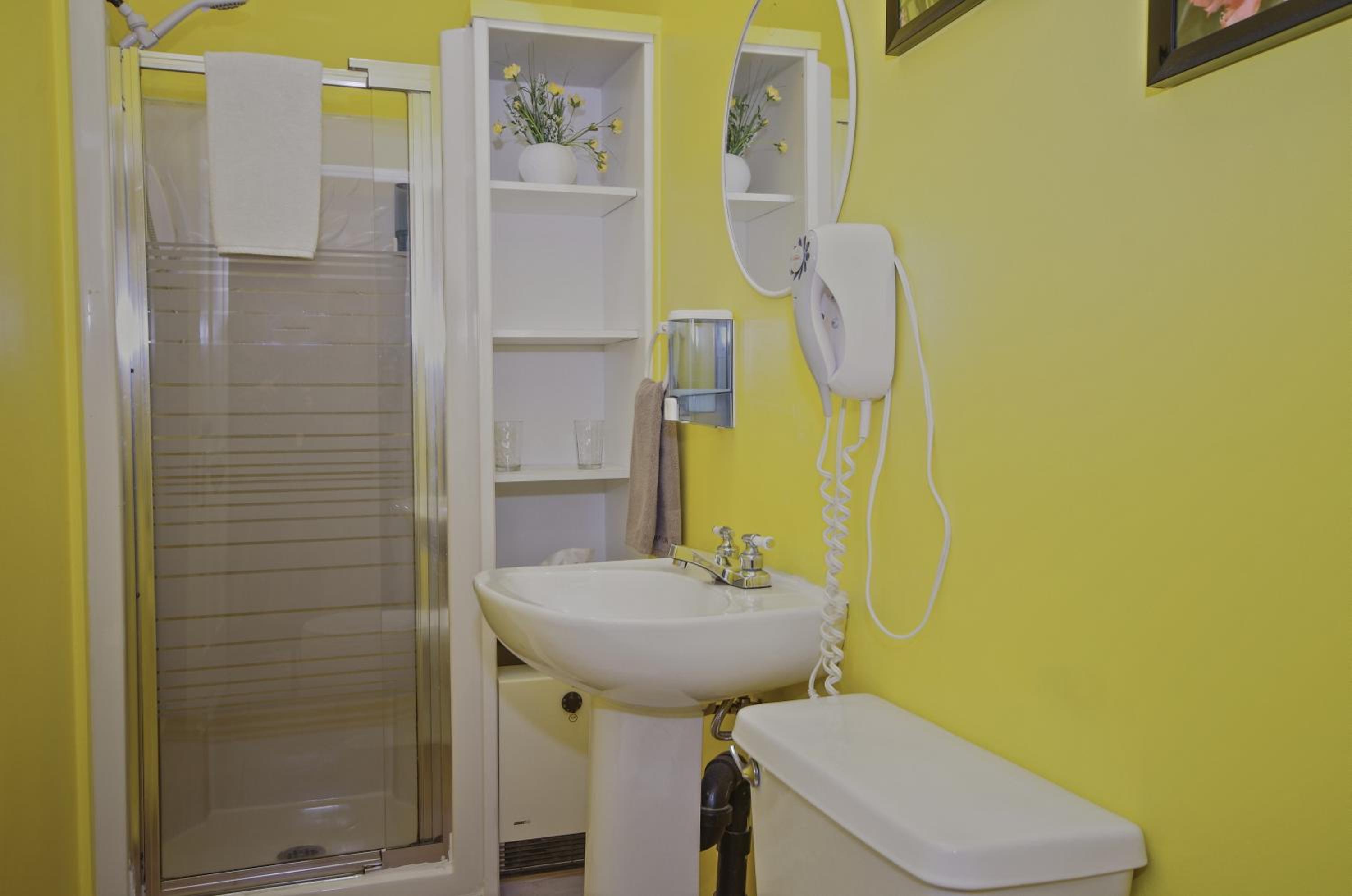Queen Room photo 2